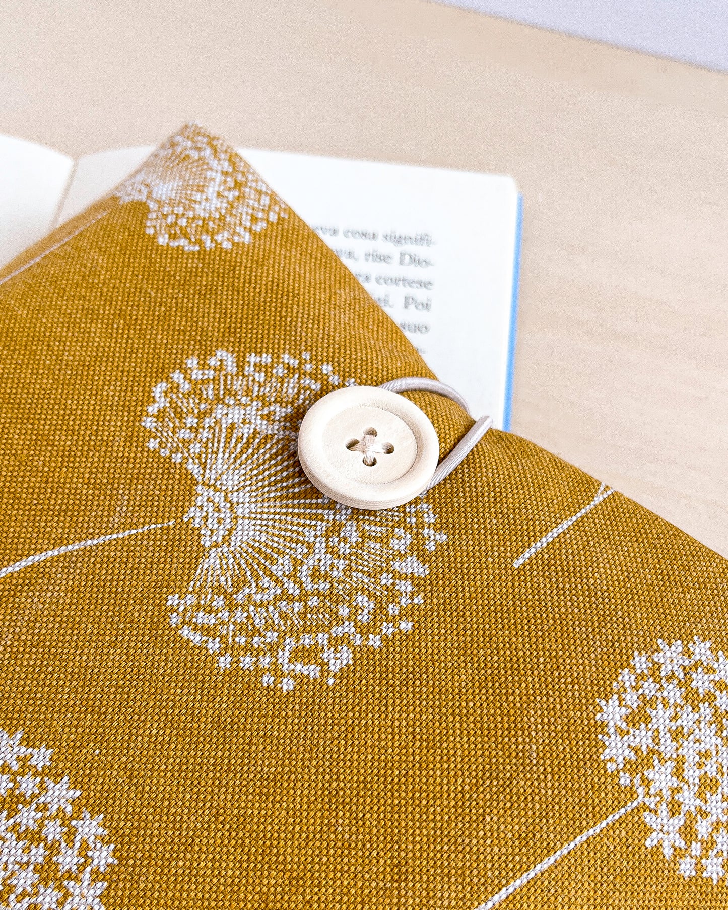 Custodia per libri imbottita in cotone fantasia ocra con fiori bianchi fatta a mano
