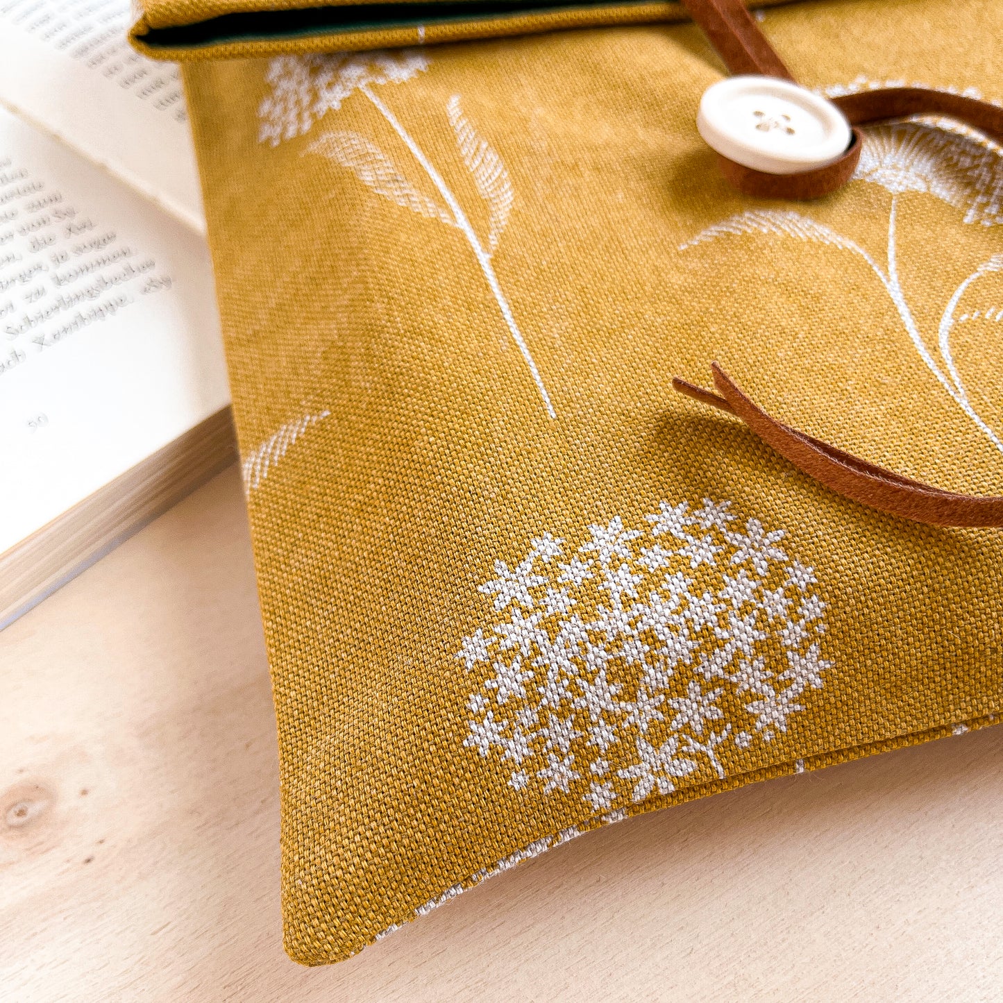 Custodia per libri regolabile in cotone fantasia ocra con fiori bianchi fatta a mano