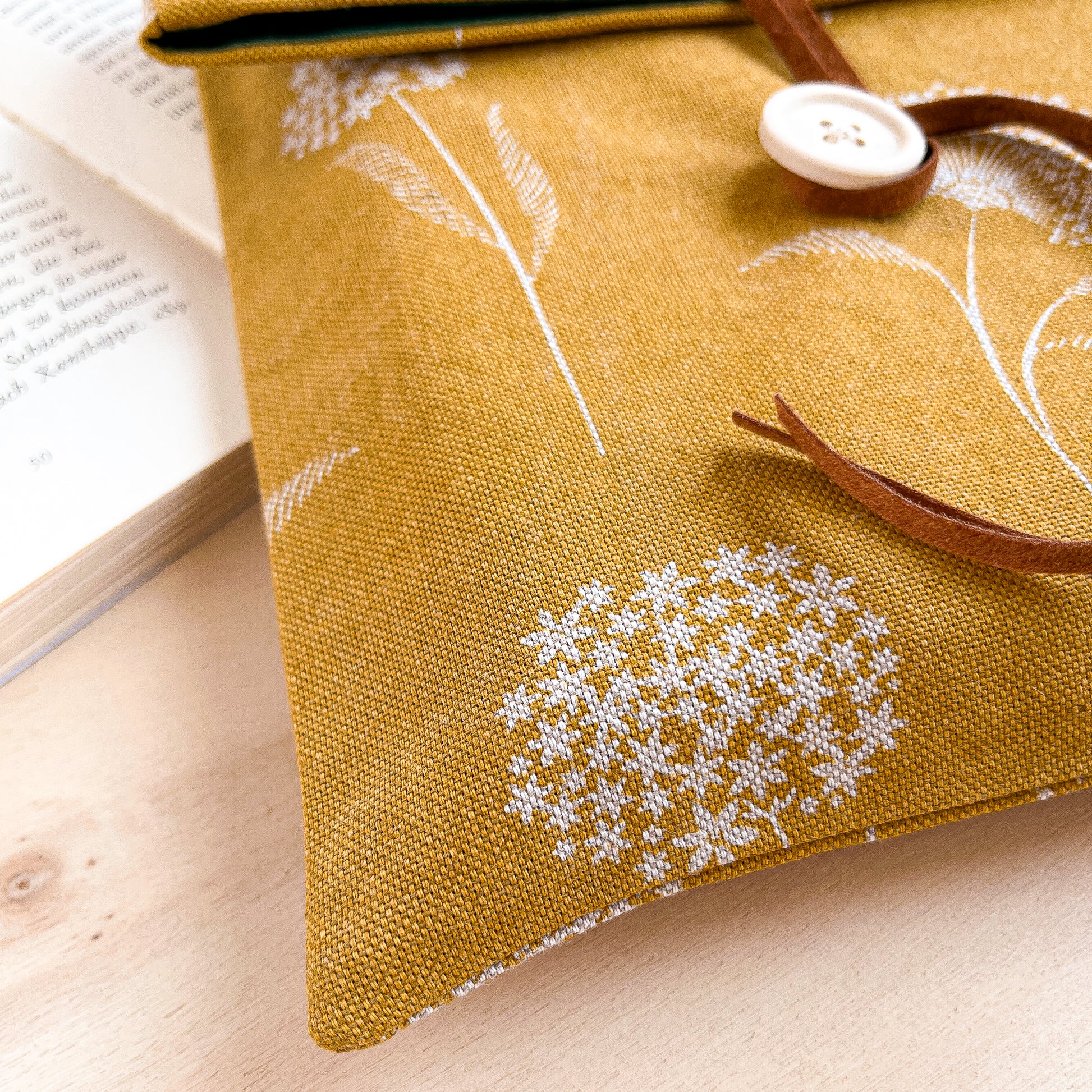Custodia per libri regolabile in cotone fantasia ocra con fiori bianchi fatta a mano