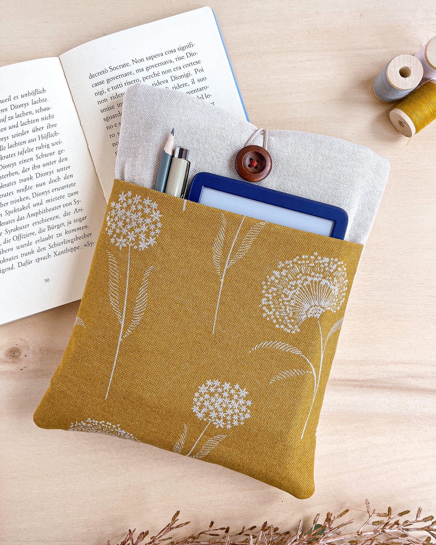 Custodia per libri imbottita in cotone fantasia ocra con fiori bianchi fatta a mano