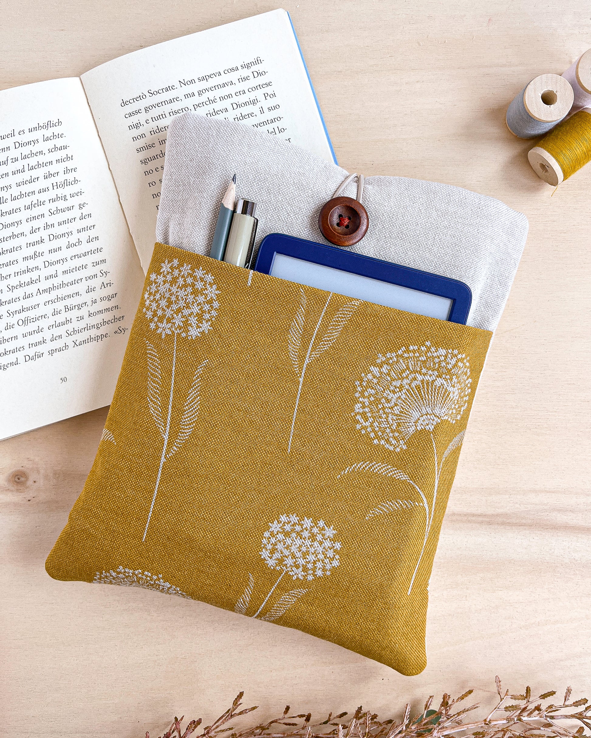 Custodia per libri imbottita in cotone fantasia ocra con fiori bianchi fatta a mano