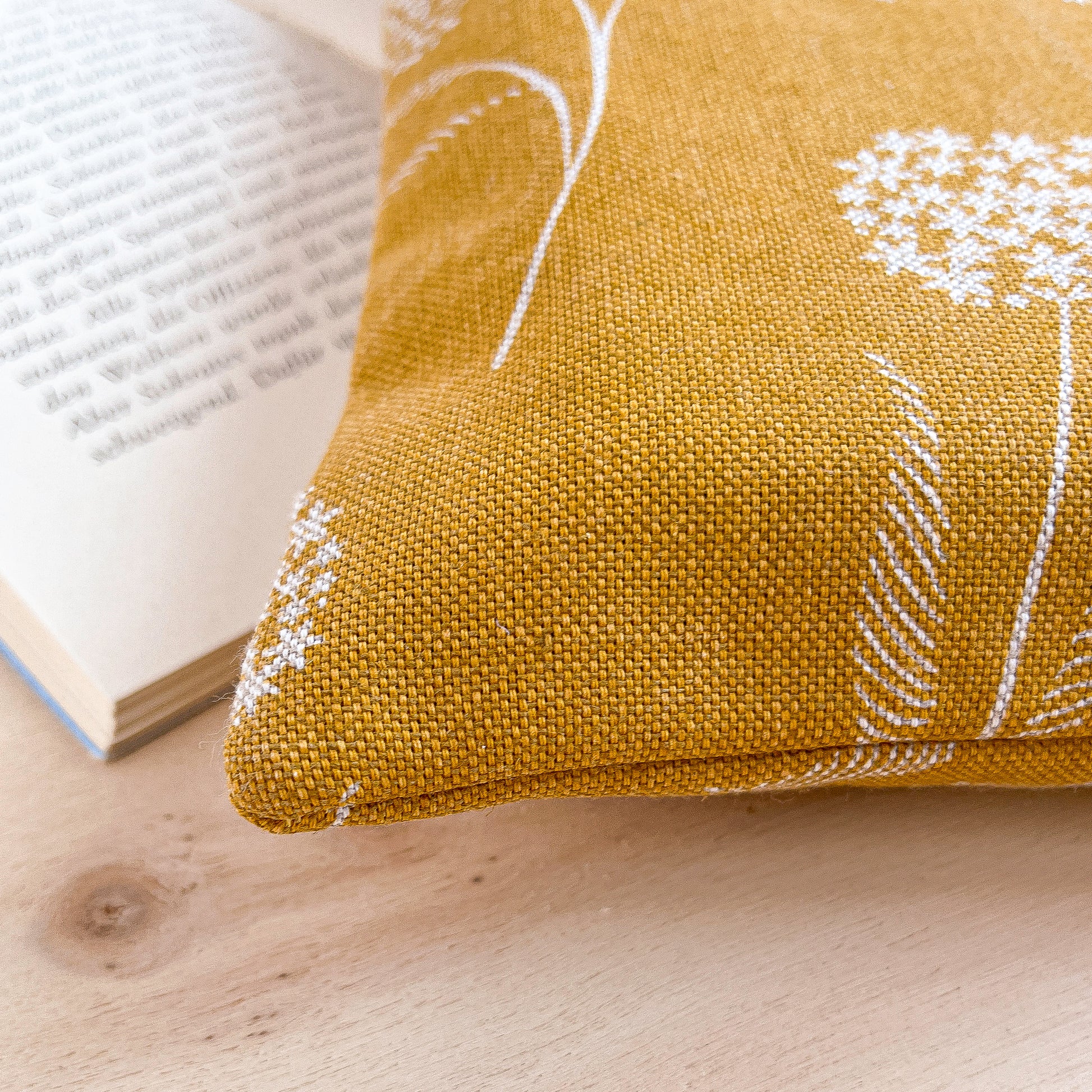 Custodia per libri imbottita in cotone fantasia ocra con fiori bianchi fatta a mano