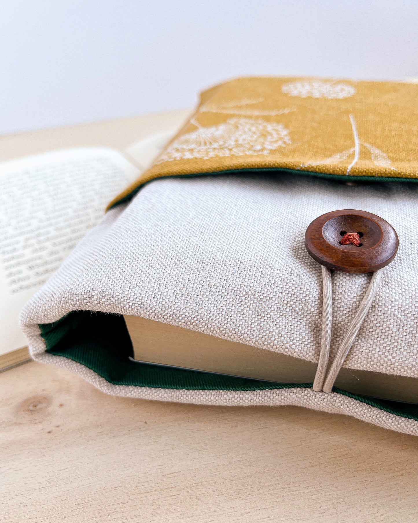 Custodia per libri imbottita in cotone fantasia ocra con fiori bianchi fatta a mano