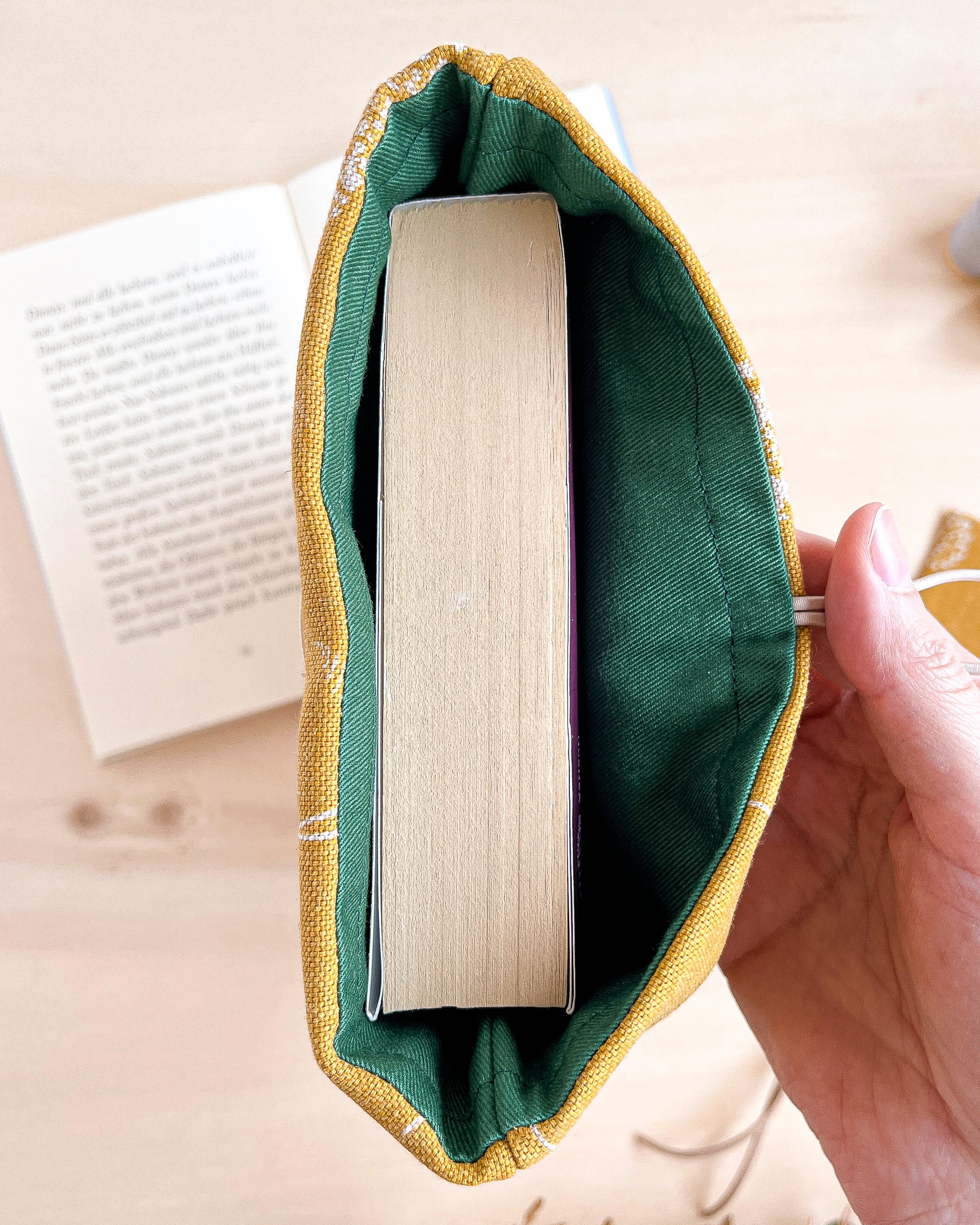 Custodia per libri imbottita in cotone fantasia ocra con fiori bianchi fatta a mano
