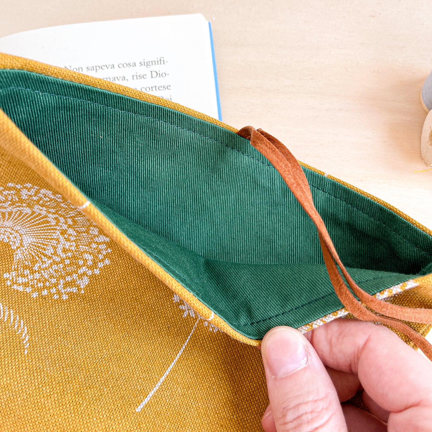 Custodia per libri regolabile in cotone fantasia ocra con fiori bianchi fatta a mano