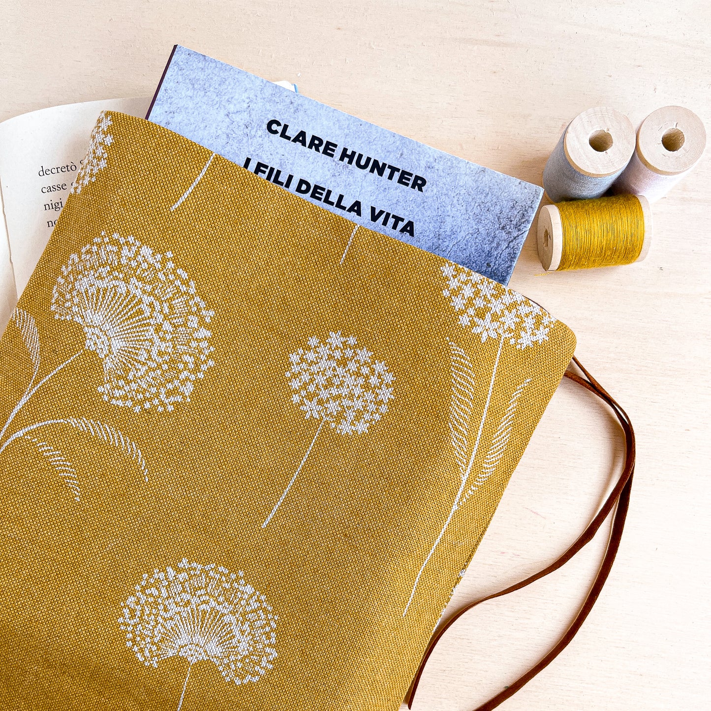 Custodia per libri regolabile in cotone fantasia ocra con fiori bianchi fatta a mano