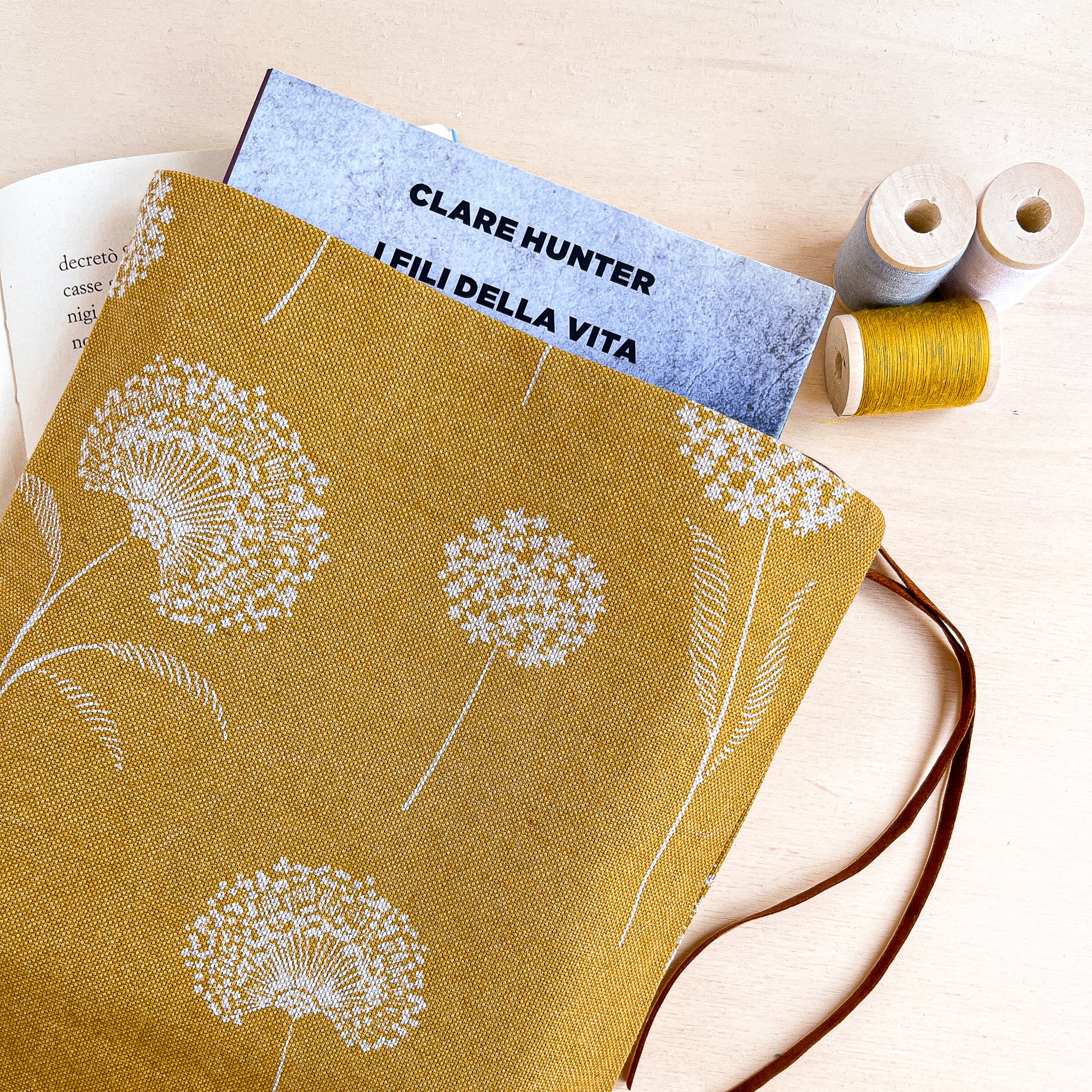 Custodia per libri regolabile in cotone fantasia ocra con fiori bianchi fatta a mano