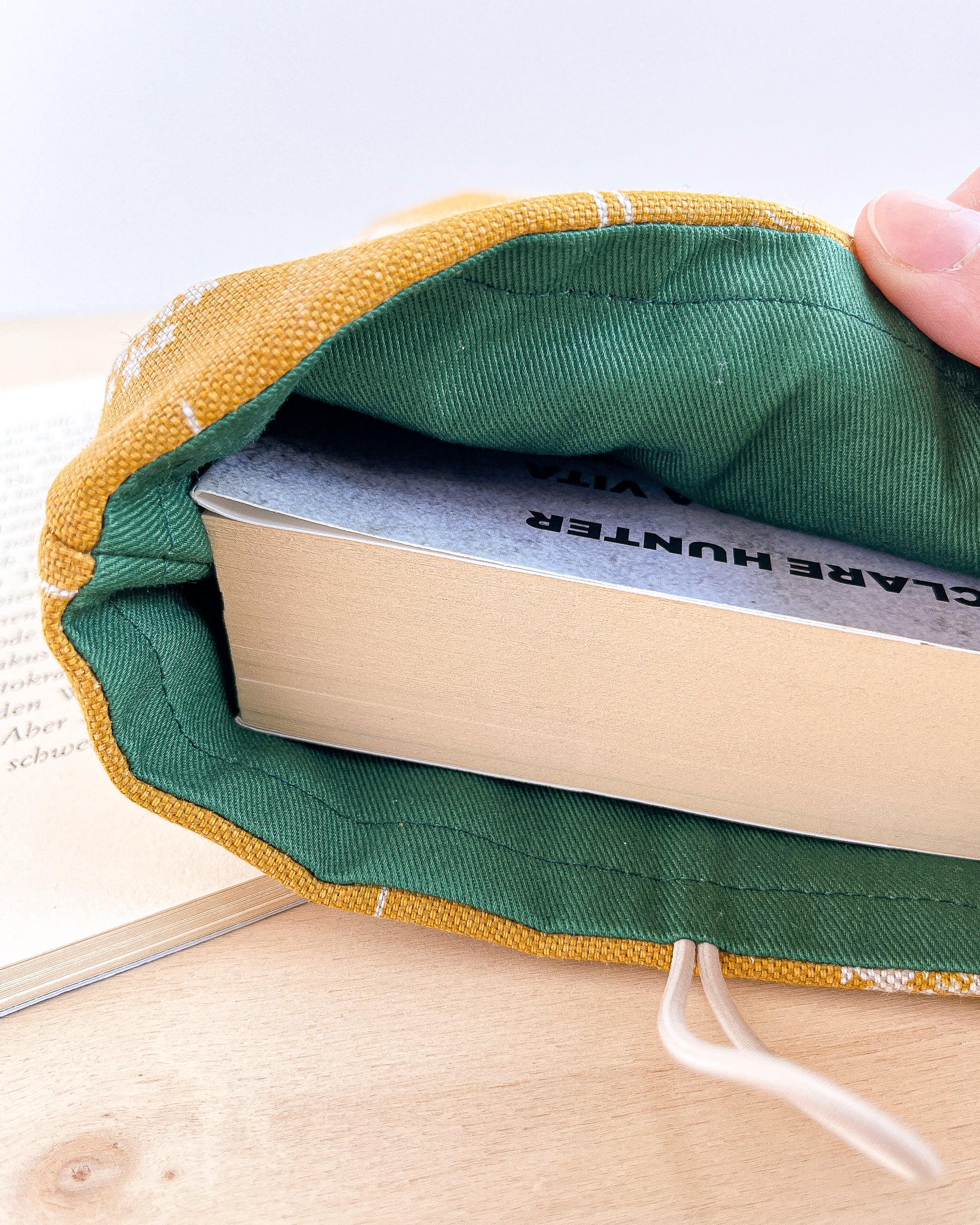 Custodia per libri imbottita in cotone fantasia ocra con fiori bianchi fatta a mano