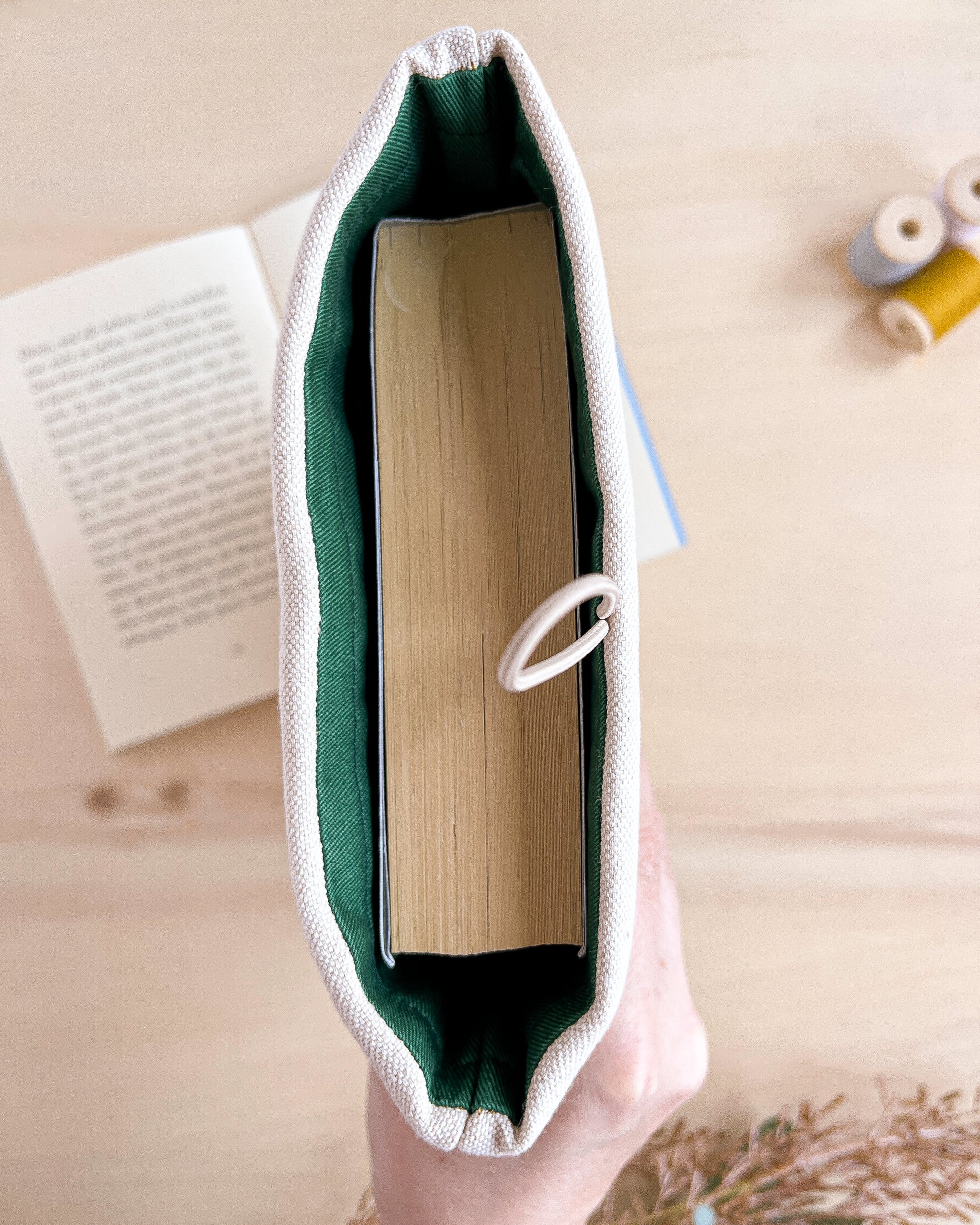 Custodia per libri imbottita in cotone fantasia ocra con fiori bianchi fatta a mano