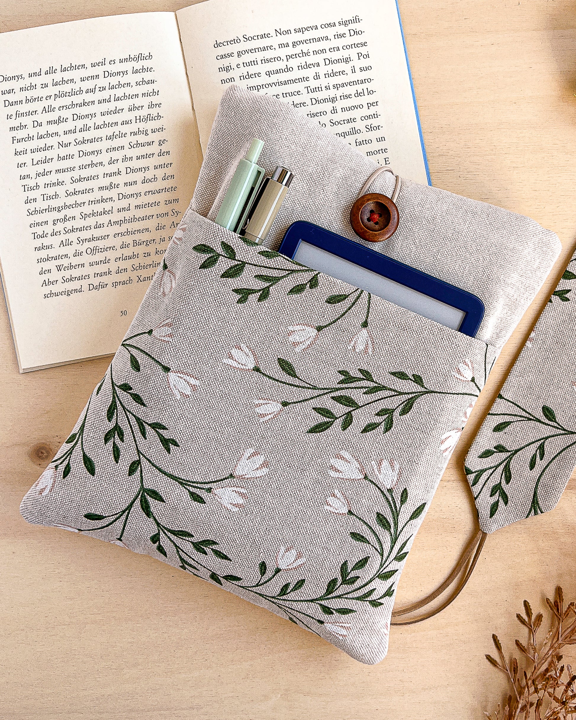 Custodia per libri imbottita in cotone fantasia tralci fioriti fatta a mano