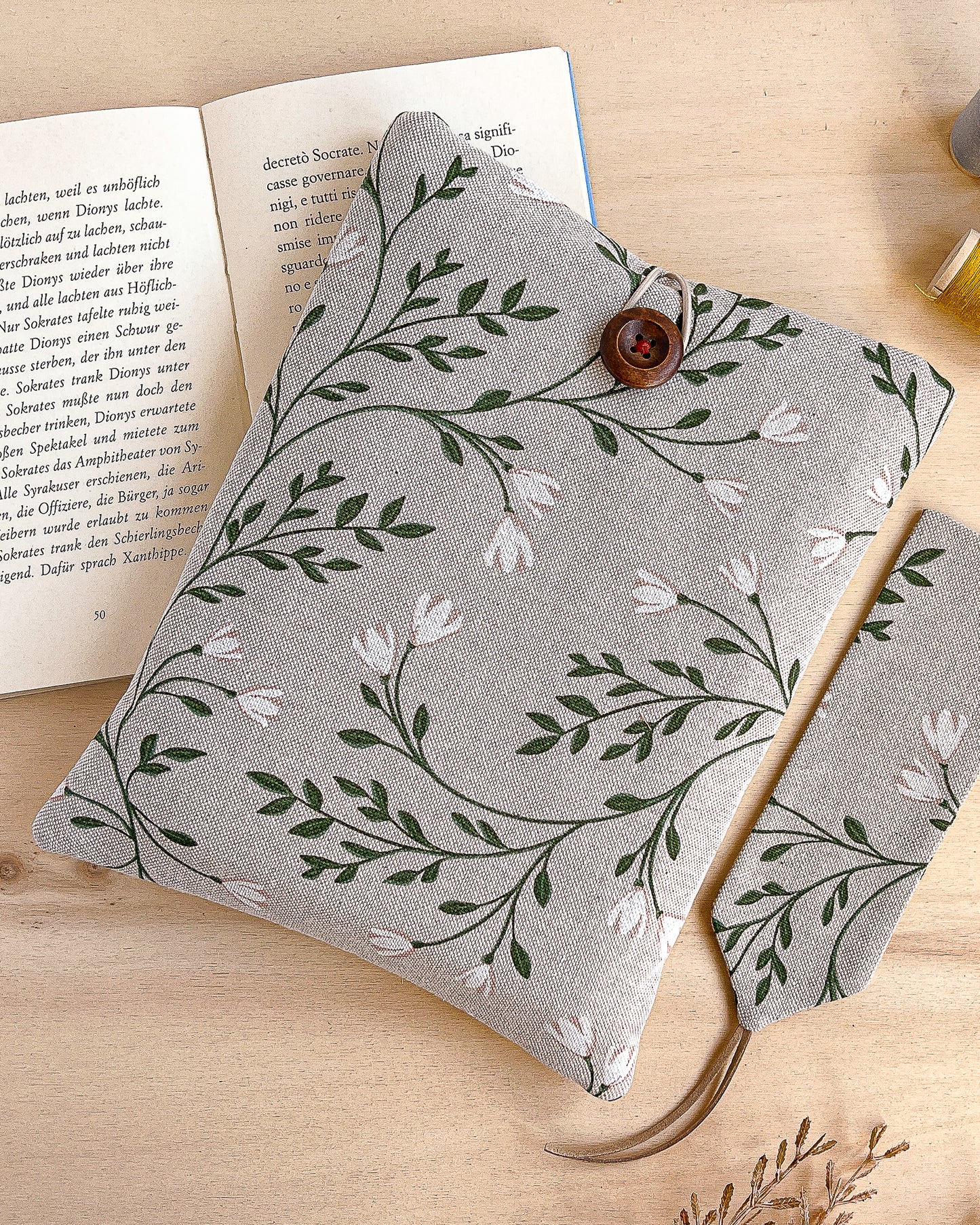 Custodia per libri imbottita in cotone fantasia tralci fioriti fatta a mano