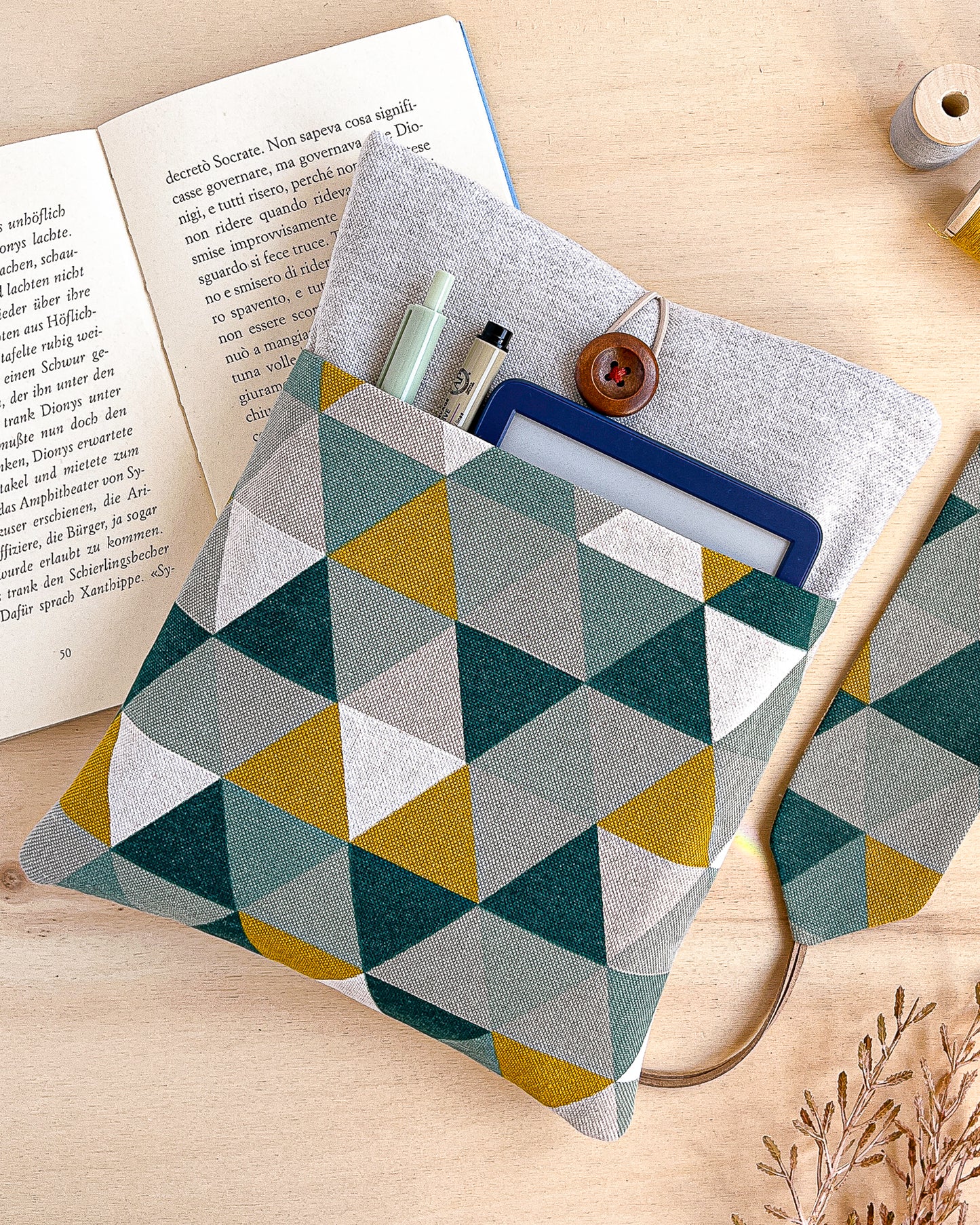 Custodia per libri imbottita con tasca con motivo geometrico