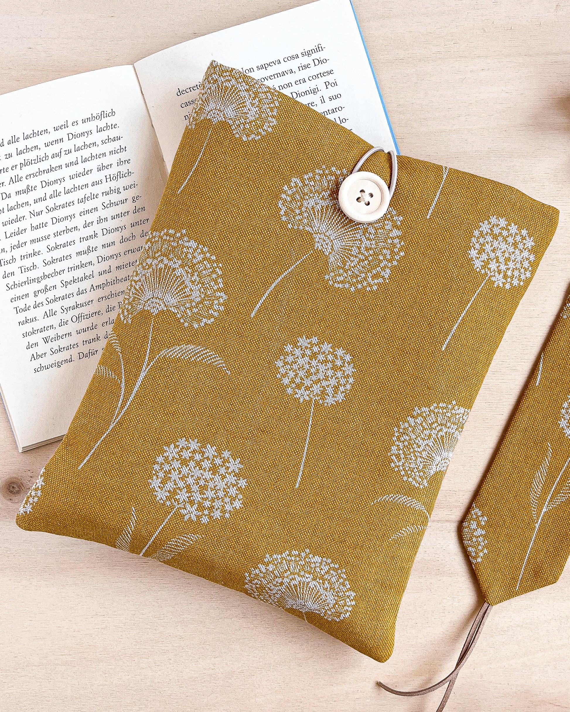 Custodia per libri imbottita in cotone fantasia ocra con fiori bianchi fatta a mano