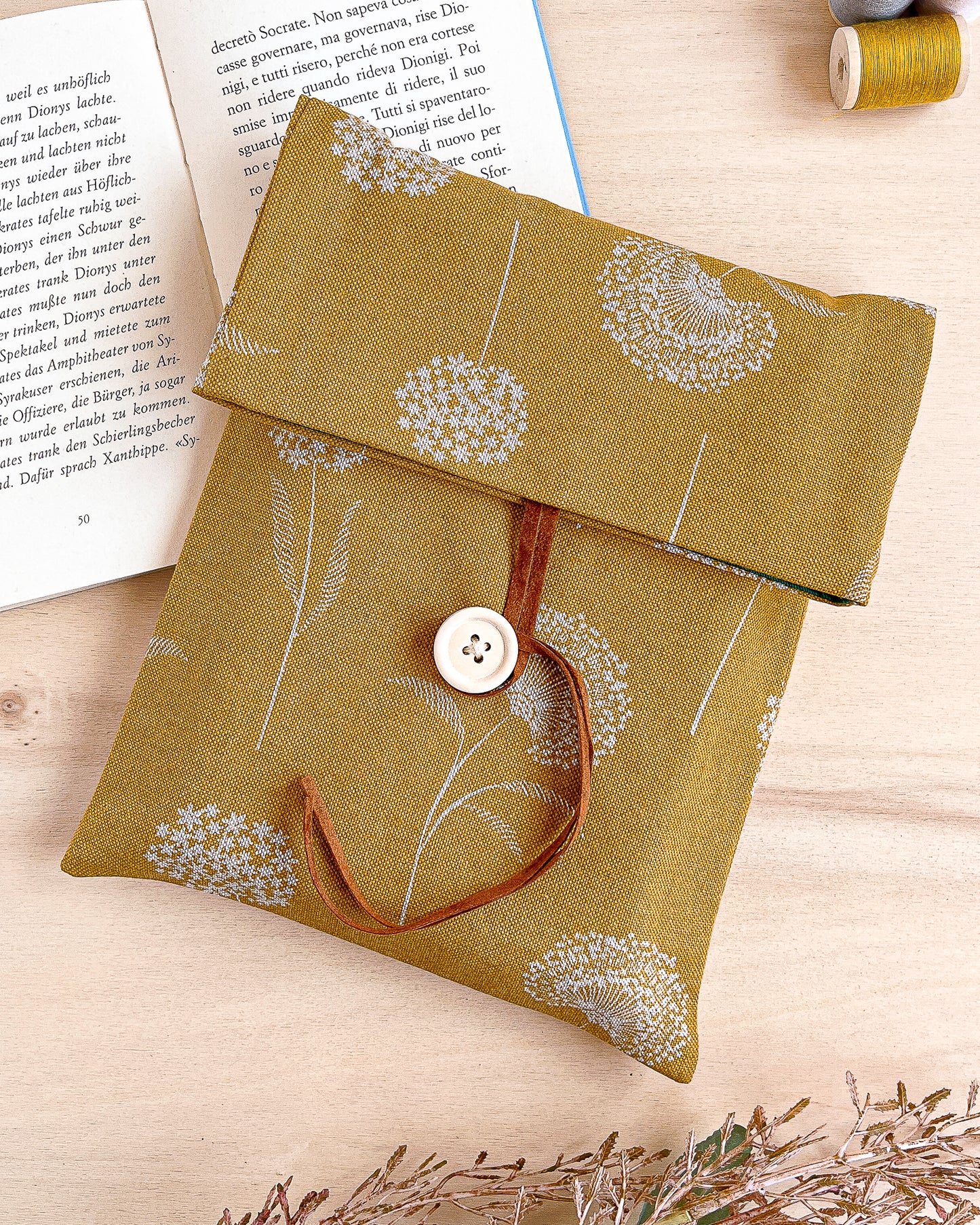 Custodia per libri regolabile in cotone fantasia ocra con fiori bianchi fatta a mano