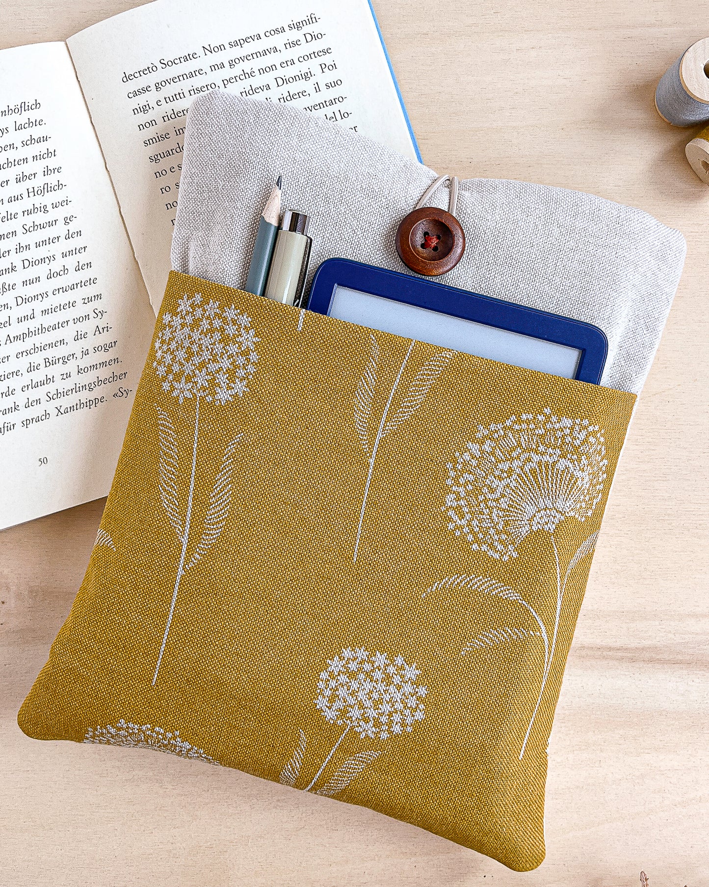 Custodia per libri imbottita in cotone fantasia ocra con fiori bianchi fatta a mano