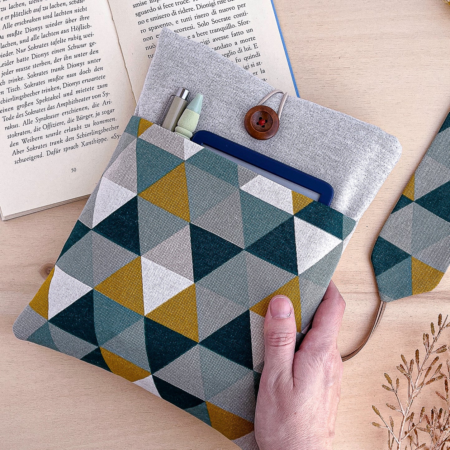 Custodia per libri imbottita con tasca con motivo geometrico