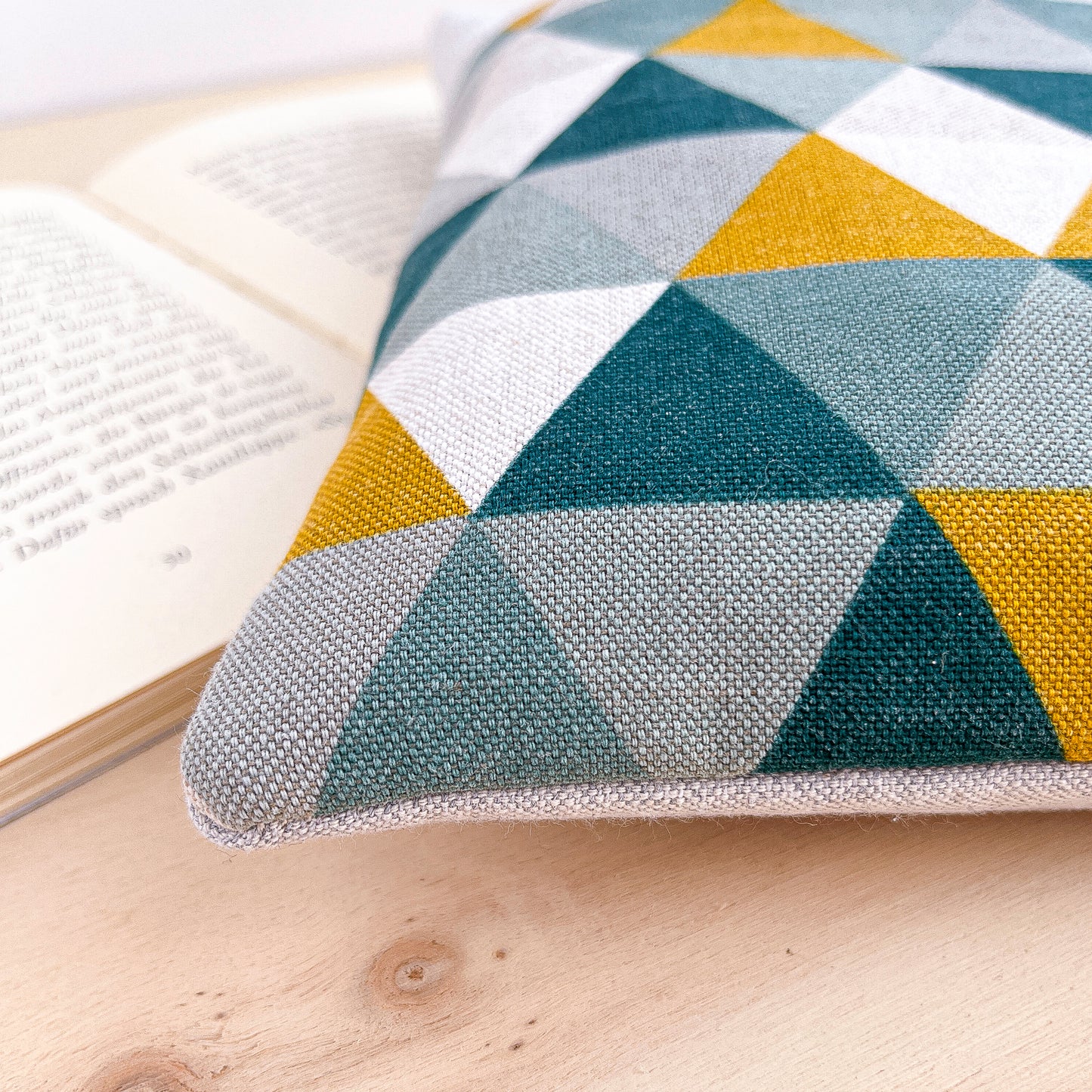 Custodia per libri imbottita con tasca con motivo geometrico