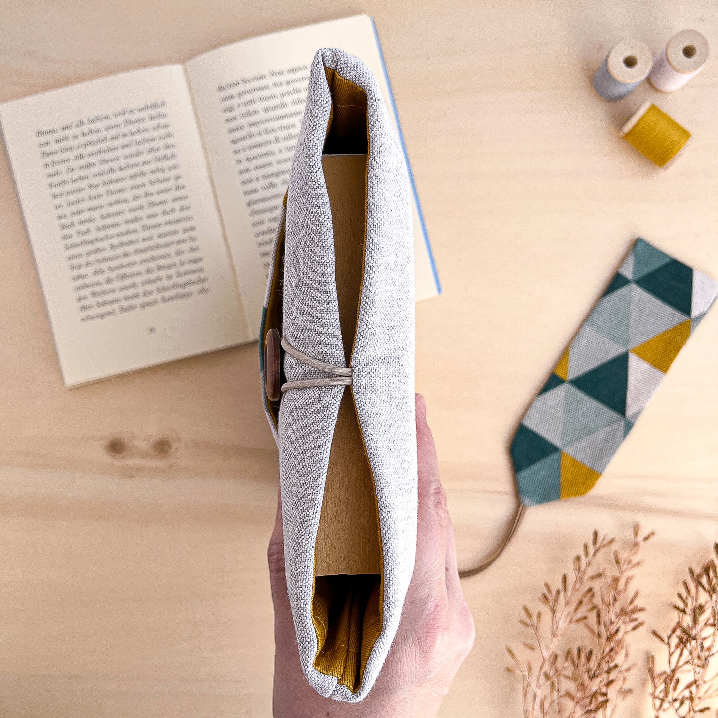 Custodia per libri imbottita con tasca con motivo geometrico