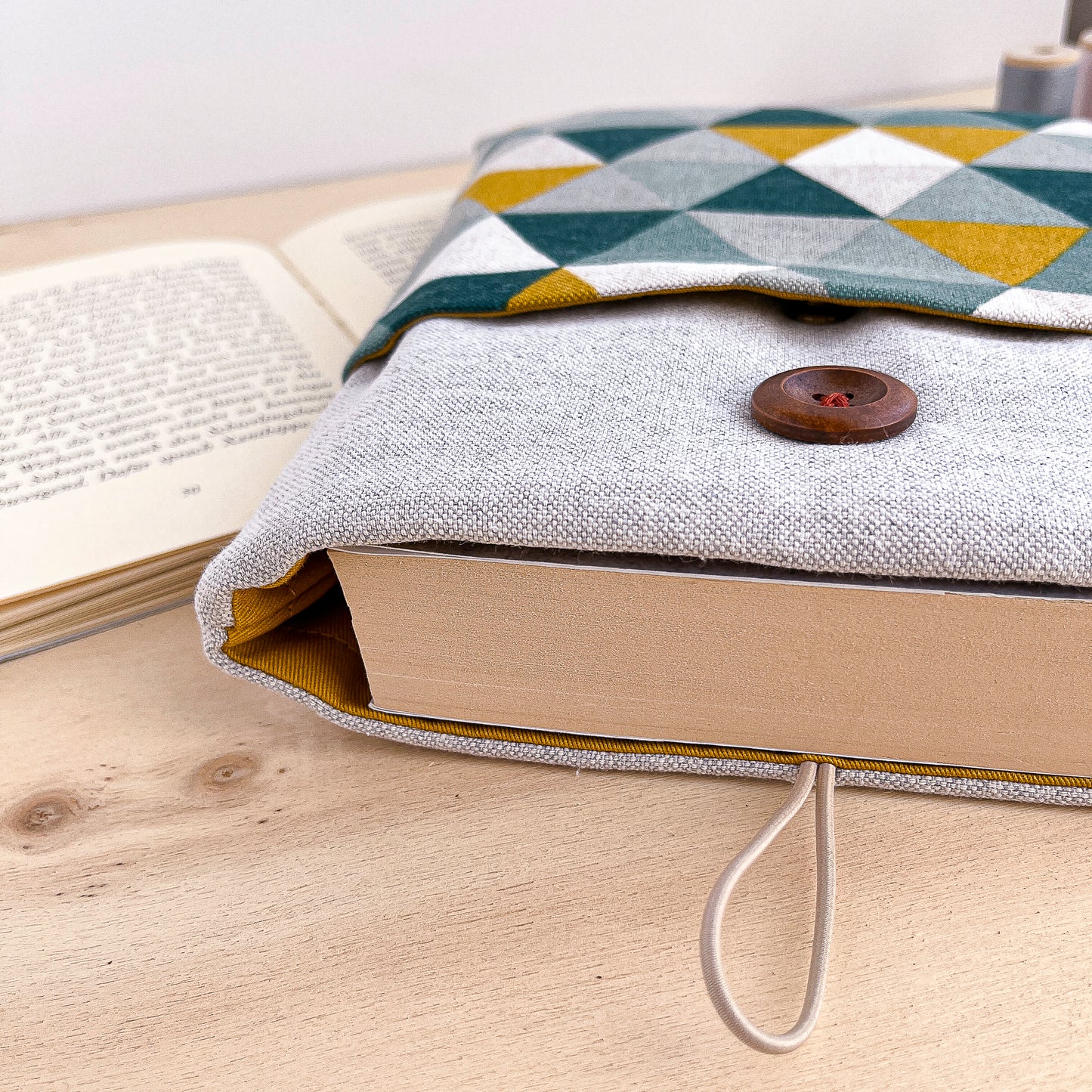 Custodia per libri imbottita con tasca con motivo geometrico