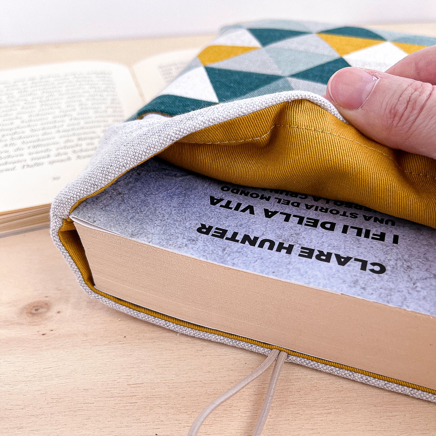Custodia per libri imbottita con tasca con motivo geometrico