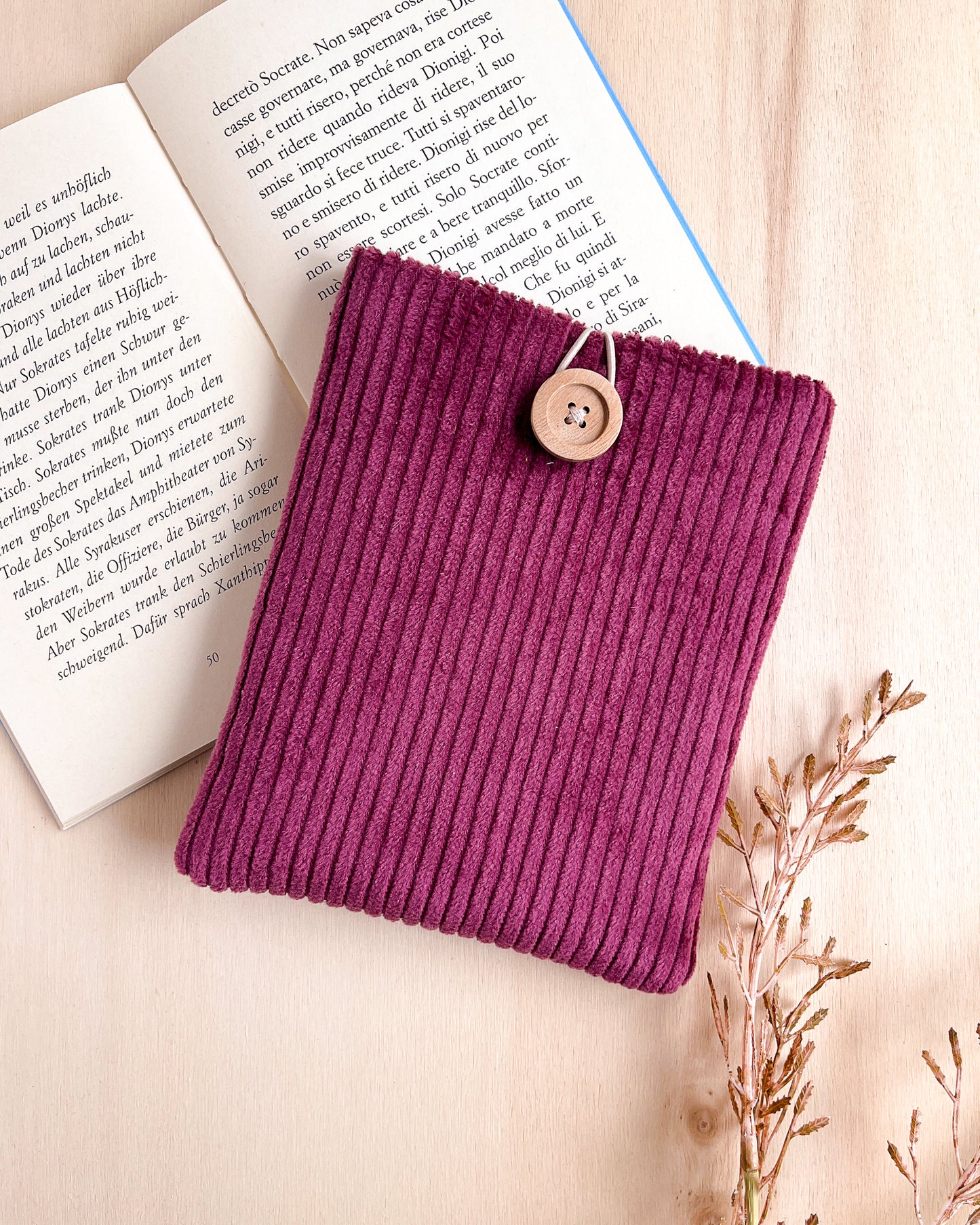 Custodia per e-reader in velluto viola con fodera floreale