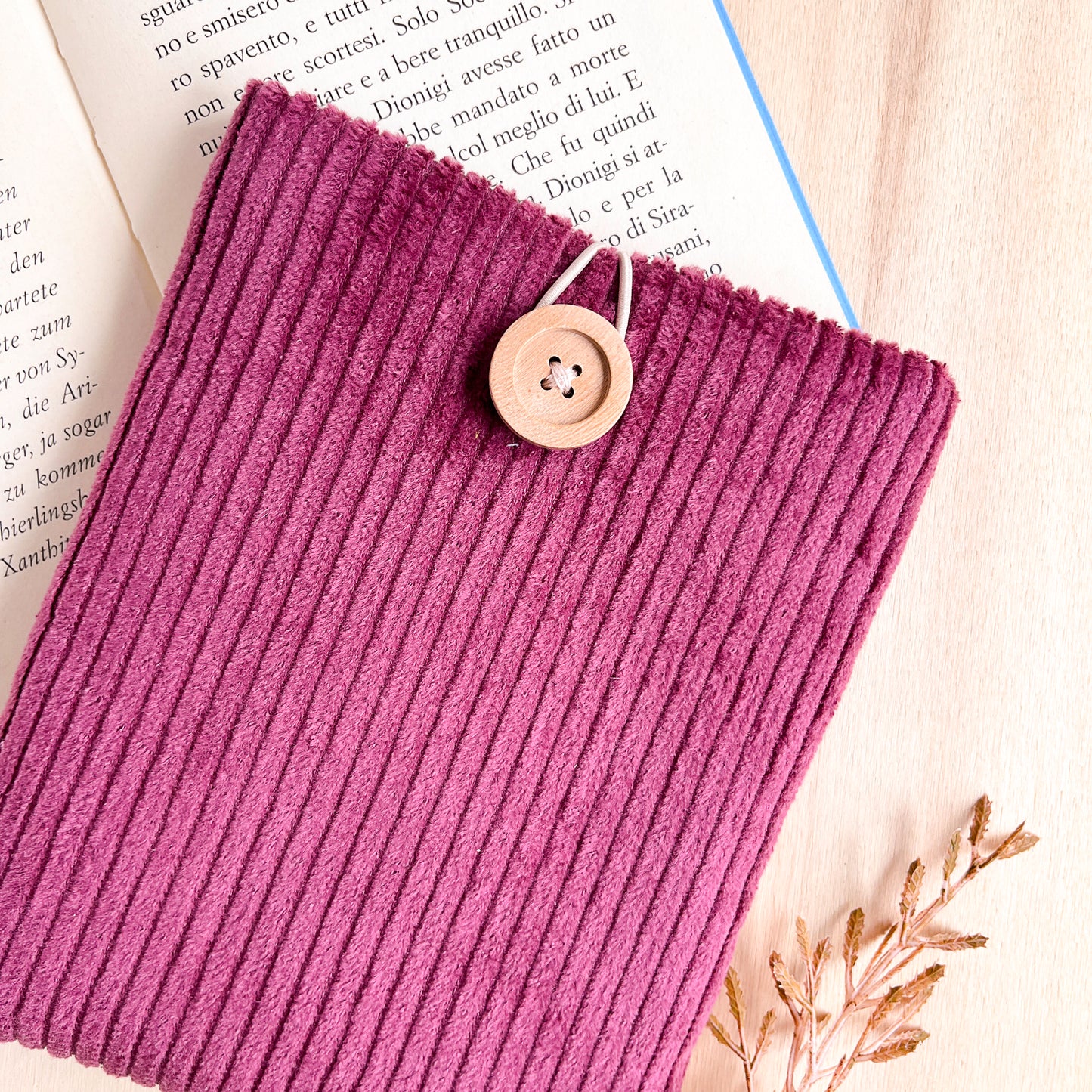 Custodia per e-reader in velluto viola con fodera floreale