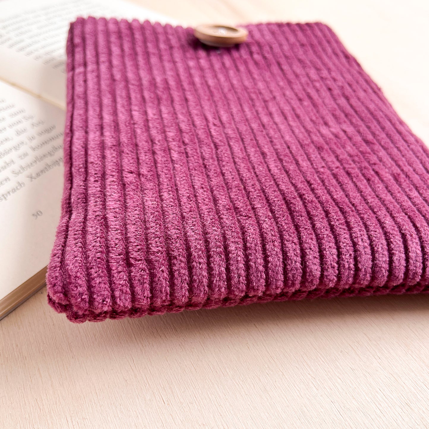 Custodia per e-reader in velluto viola con fodera floreale