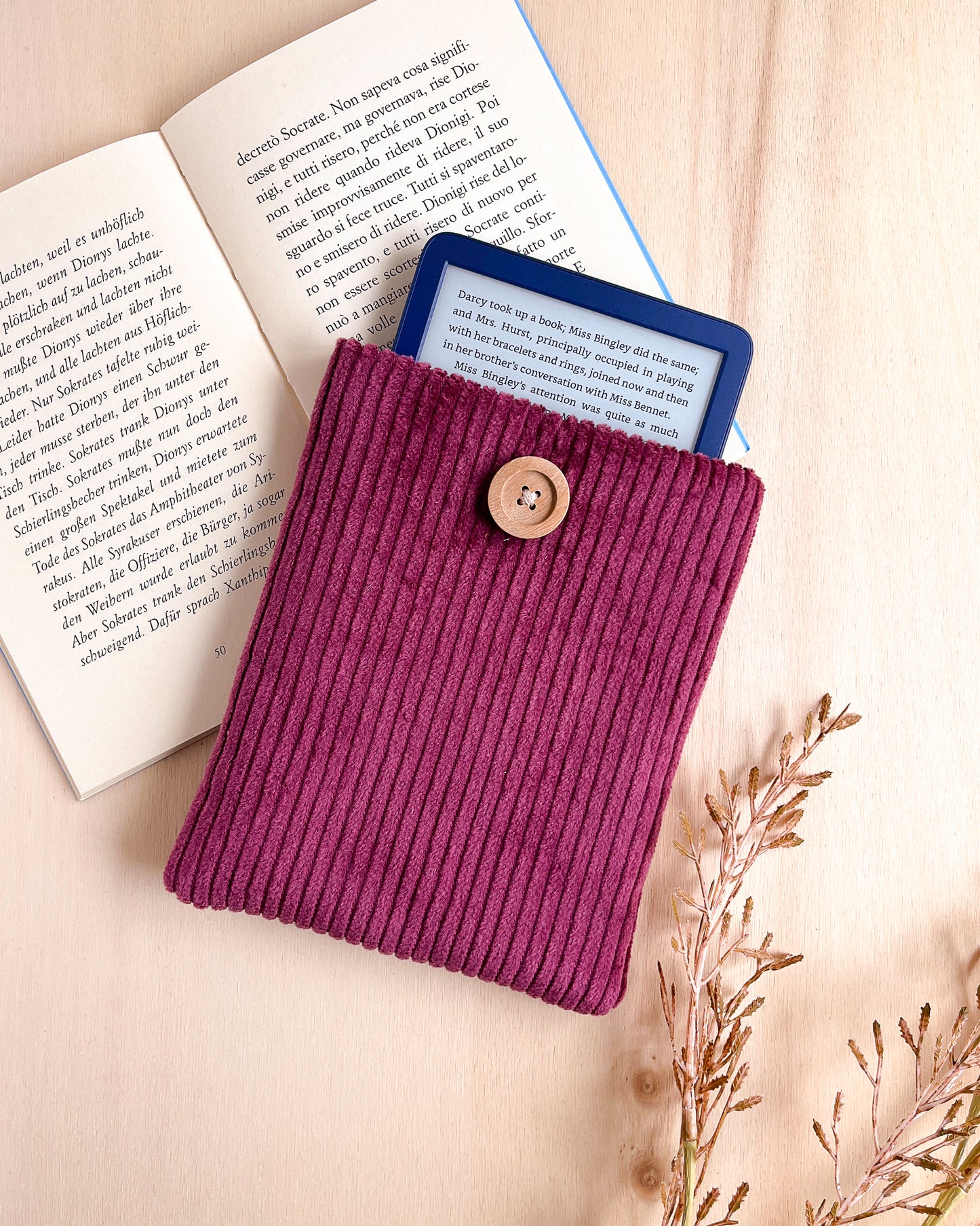 Custodia per e-reader in velluto viola con fodera floreale
