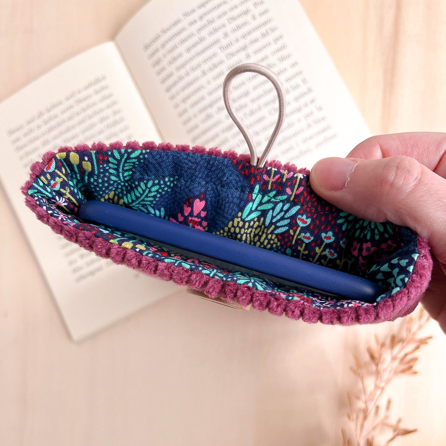 Custodia per e-reader in velluto viola con fodera floreale