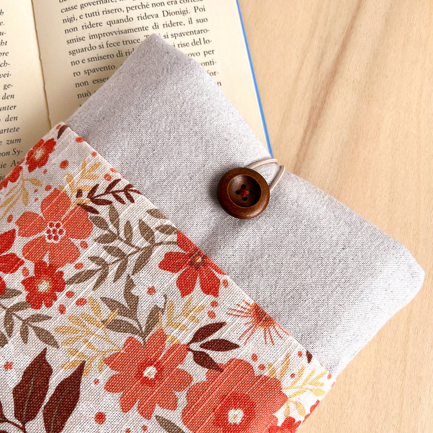 Custodia per libri imbottita con tasca a motivo a fiori arancio