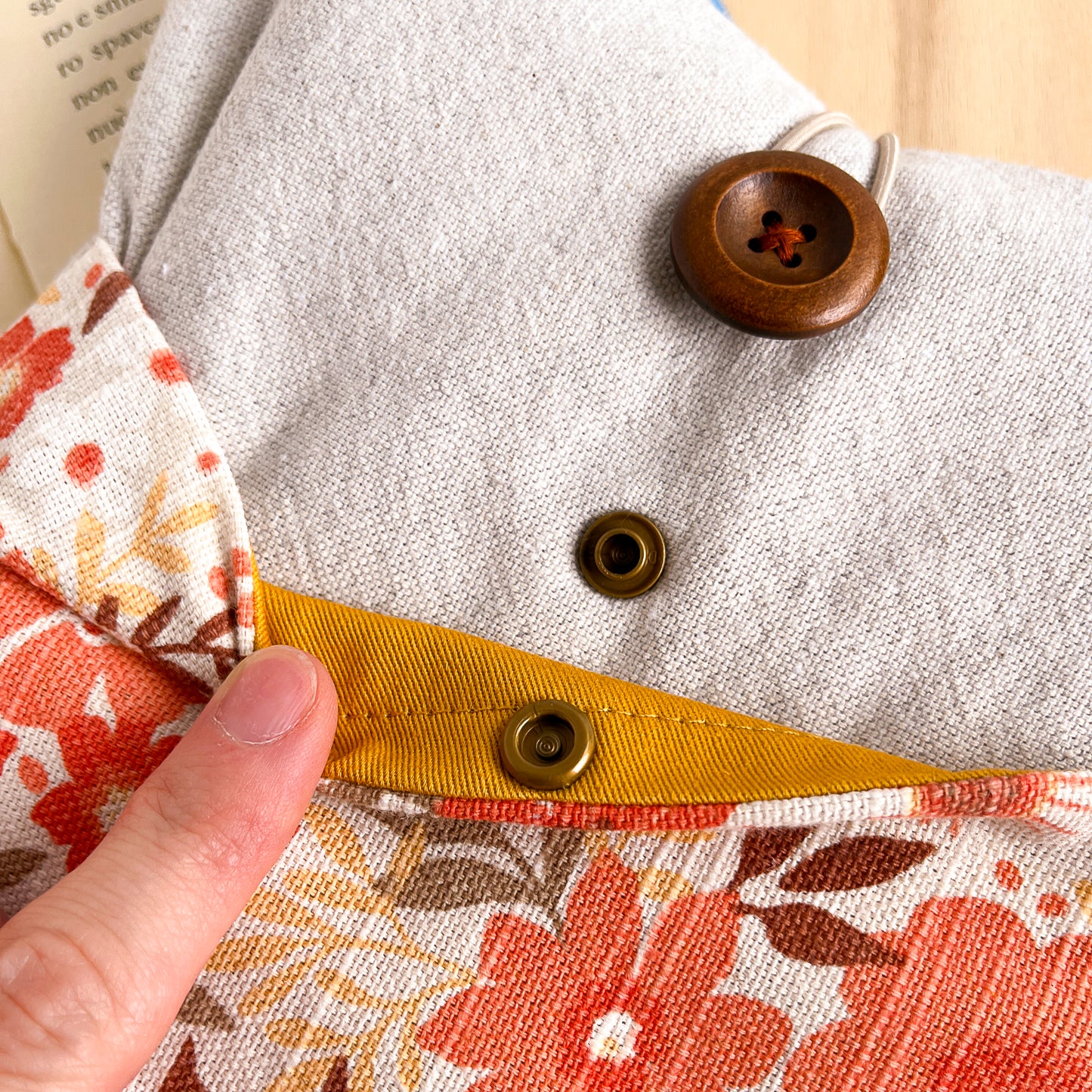 Custodia per libri imbottita con tasca a motivo a fiori arancio