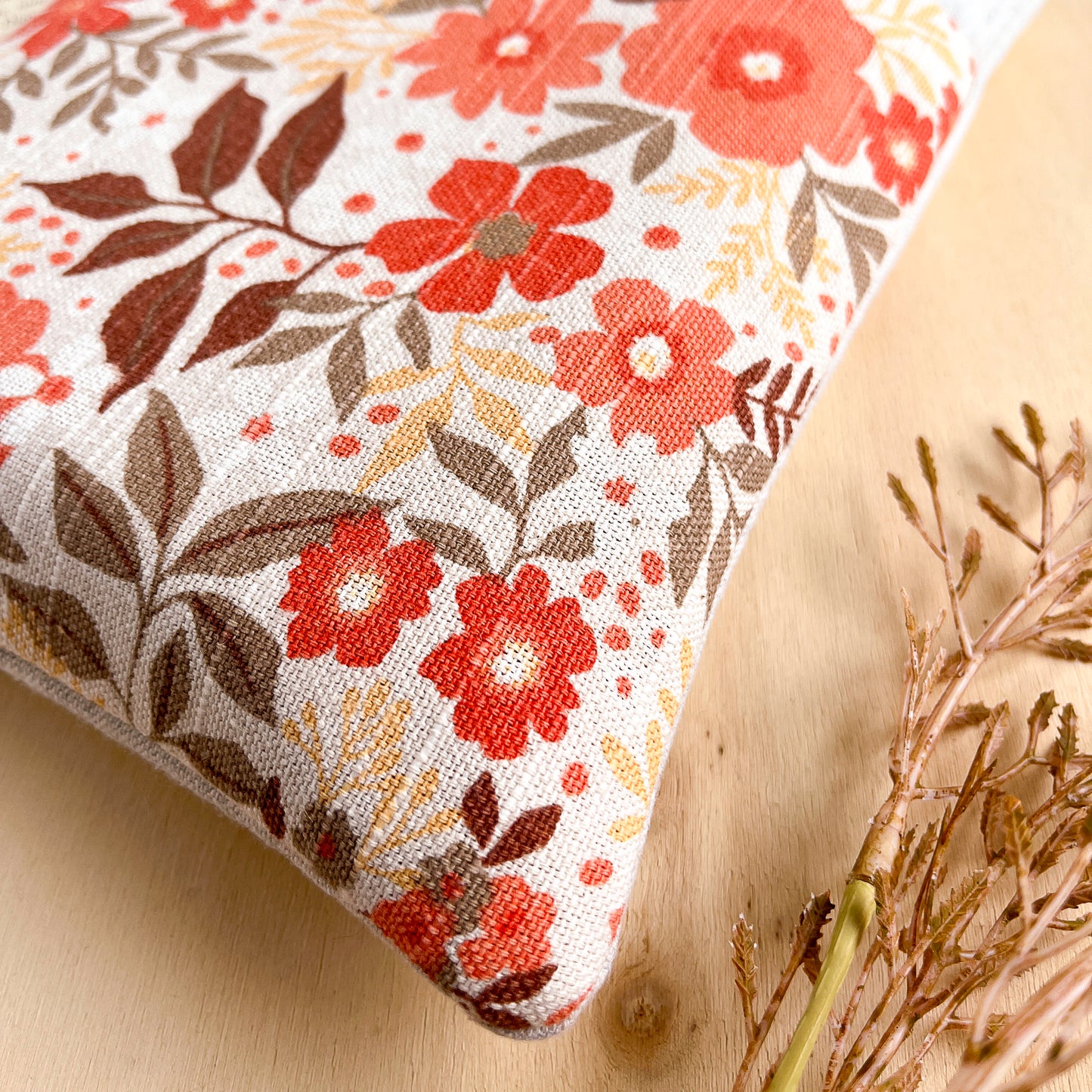 Custodia per libri imbottita con tasca a motivo a fiori arancio