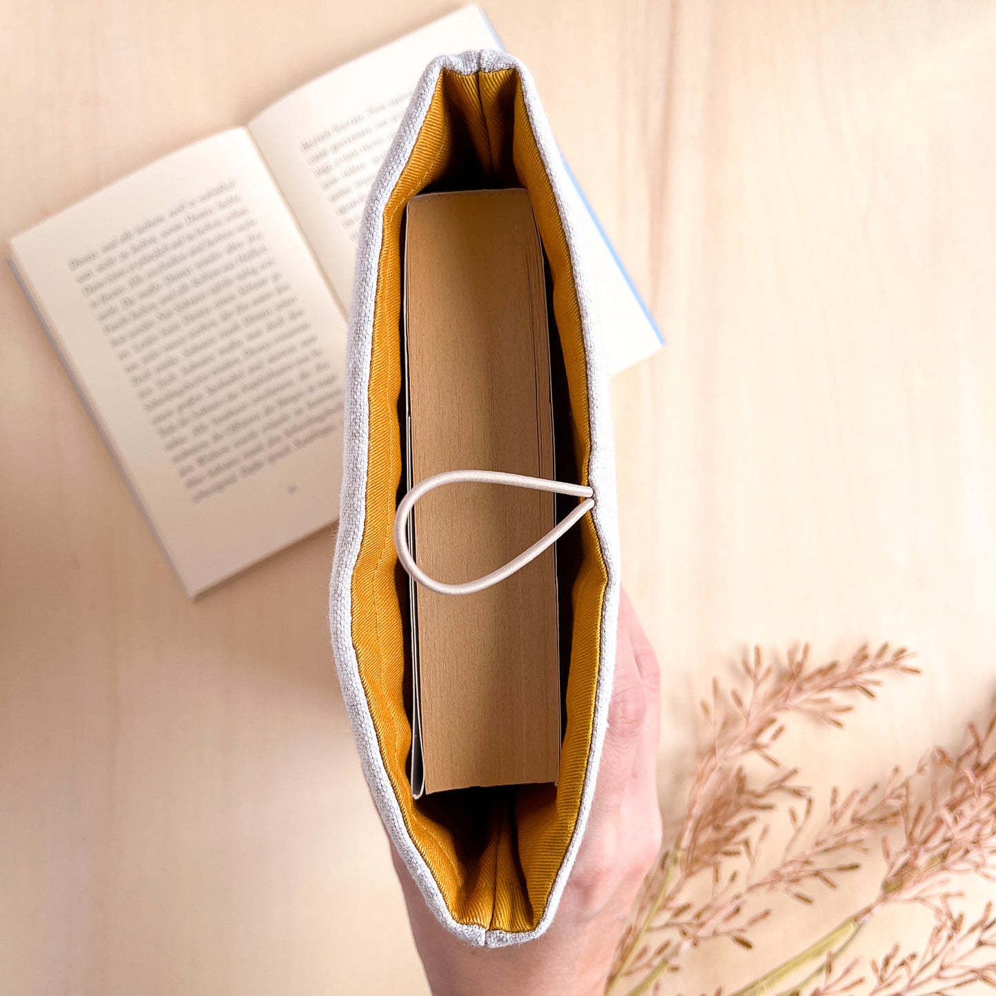 Custodia per libri imbottita con tasca a motivo a fiori arancio