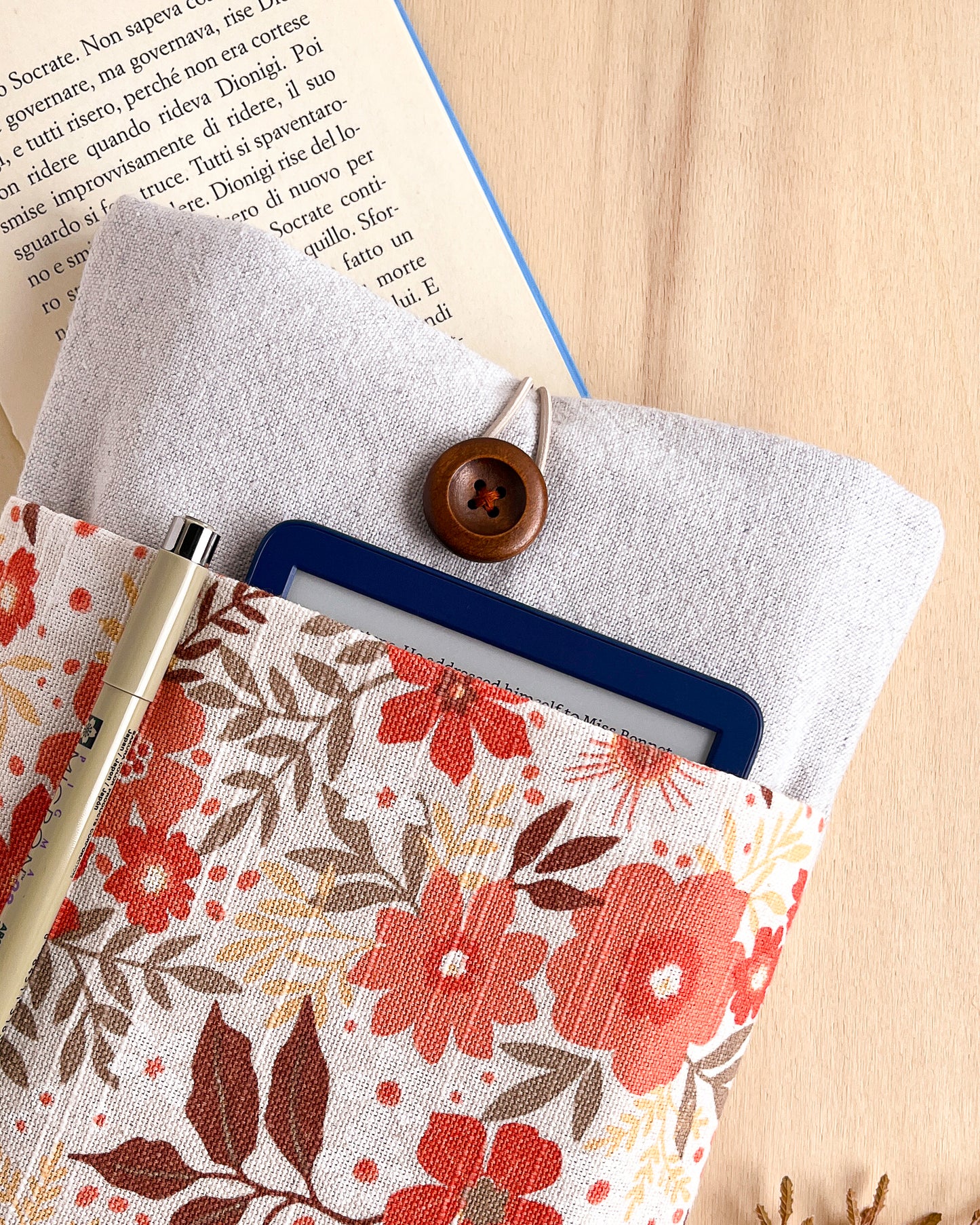 Custodia per libri imbottita con tasca a motivo a fiori arancio
