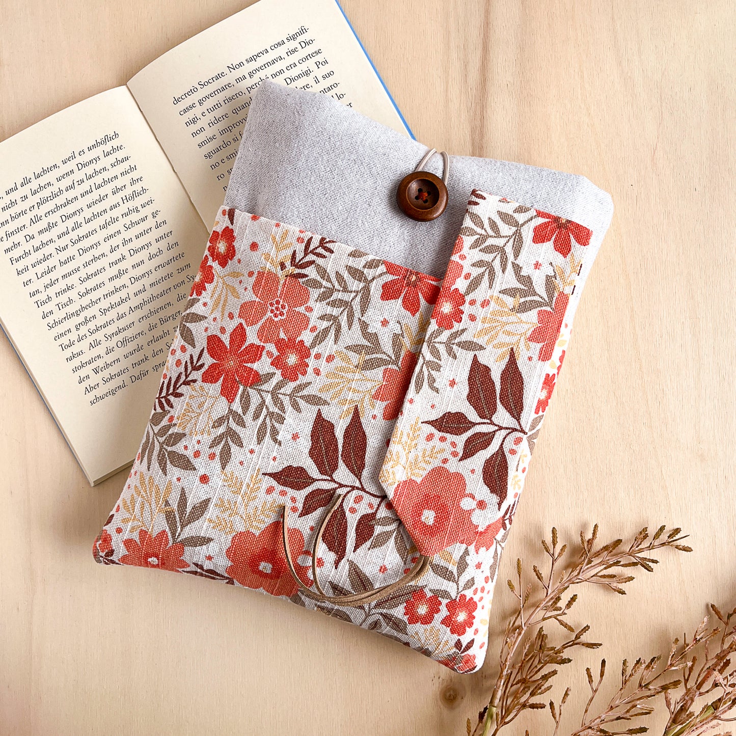Custodia per libri imbottita con tasca a motivo a fiori arancio