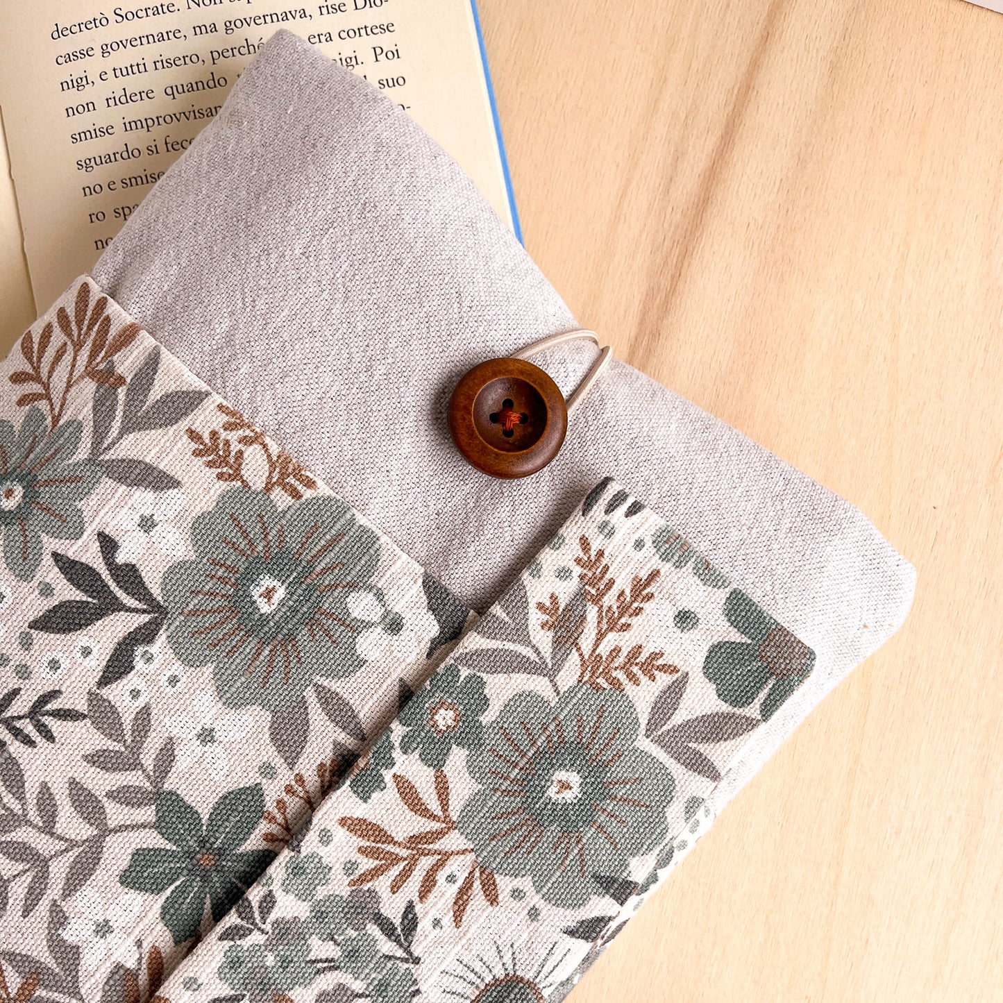 Custodia per libri imbottita con tasca a motivo a fiori azzurri