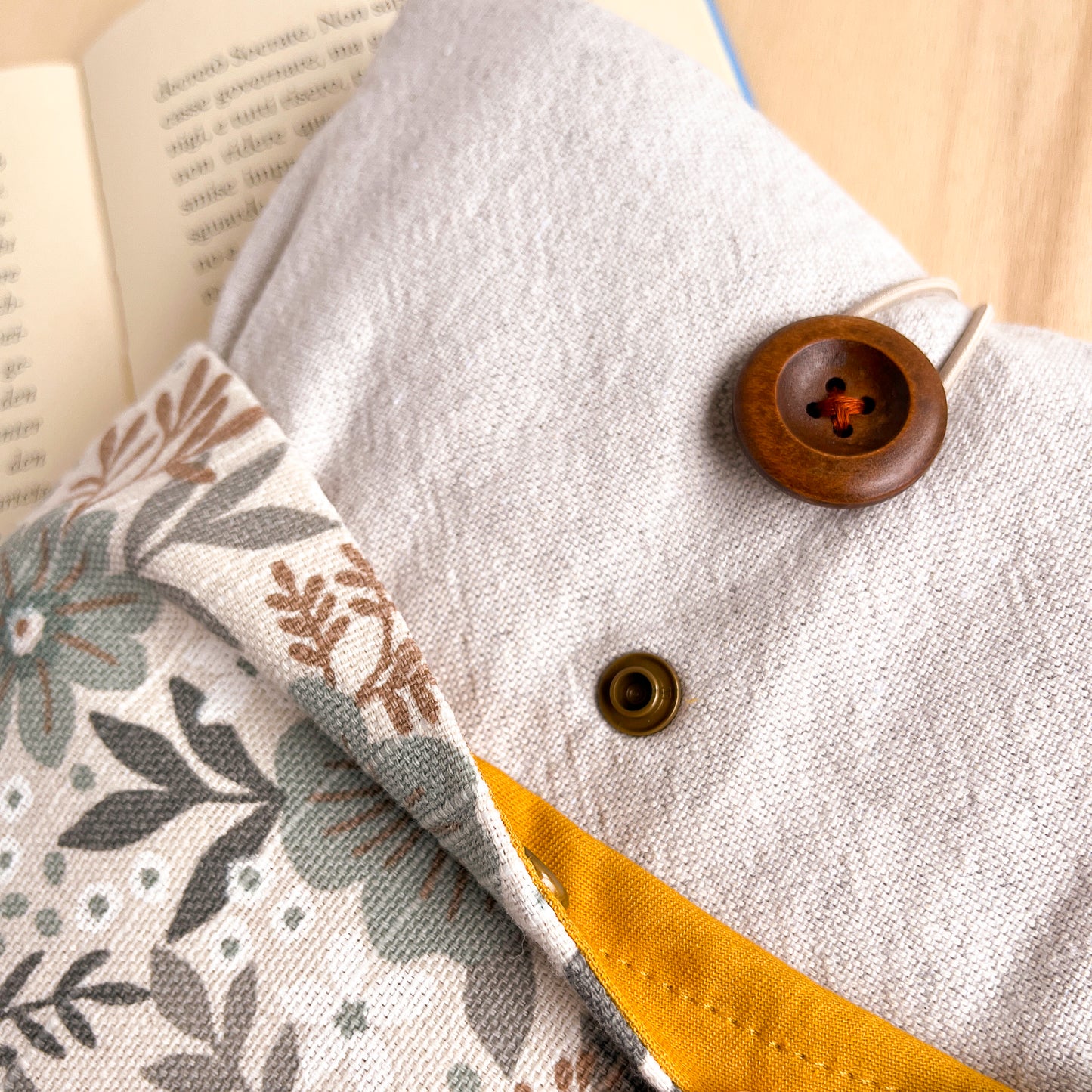 Custodia per libri imbottita con tasca a motivo a fiori azzurri