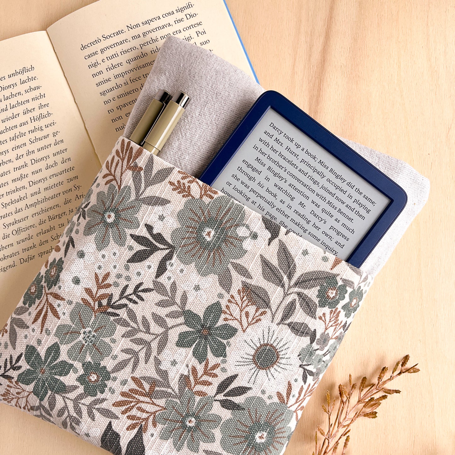 Custodia per libri imbottita con tasca a motivo a fiori azzurri