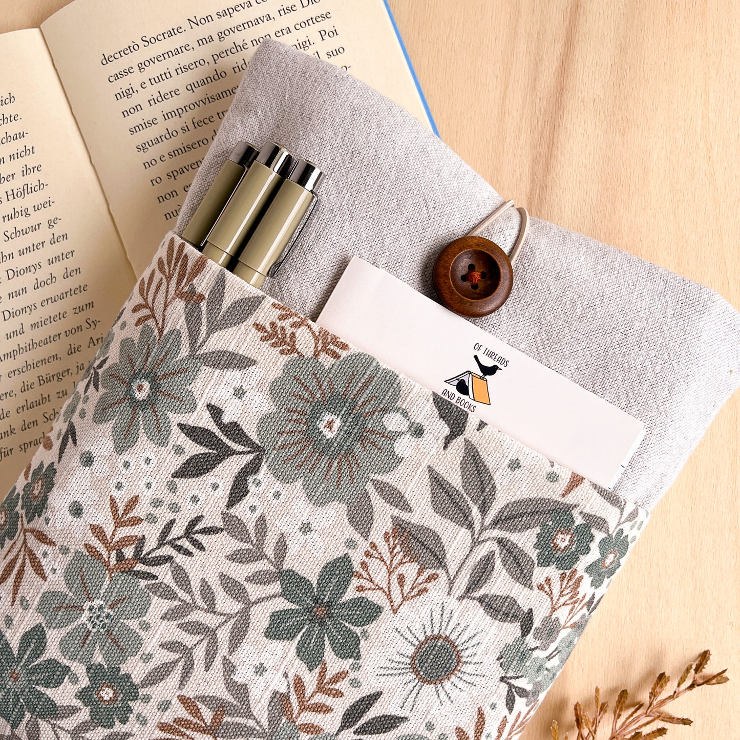Custodia per libri imbottita con tasca a motivo a fiori azzurri