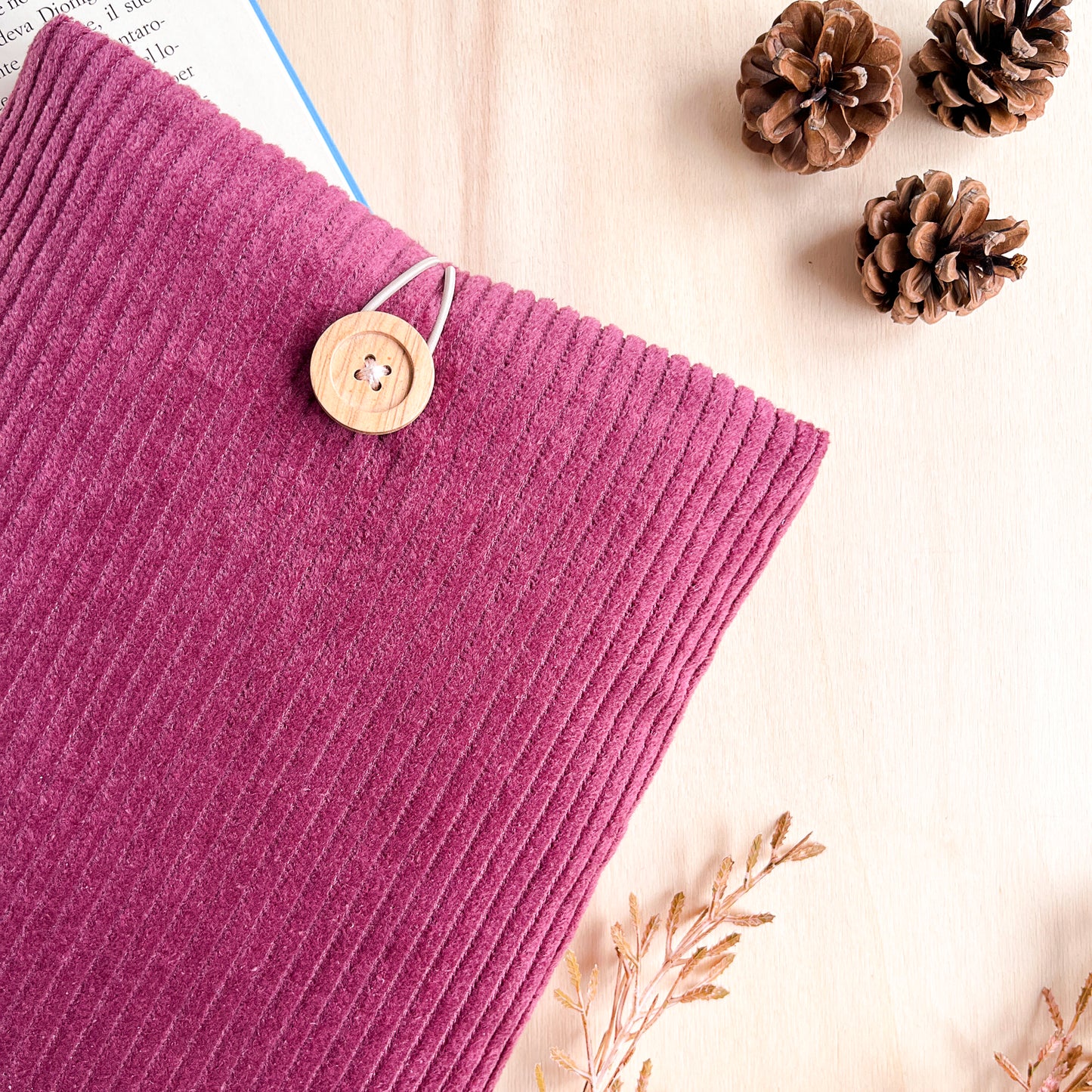 Custodia per libri imbottita in velluto viola con fodera floreale