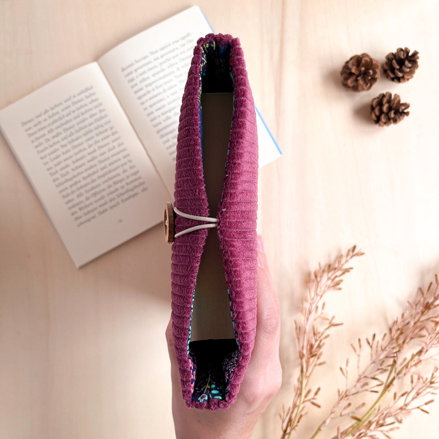Custodia per libri imbottita in velluto viola con fodera floreale