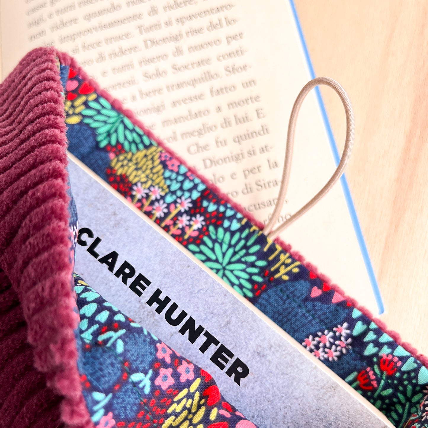 Custodia per libri imbottita in velluto viola con fodera floreale