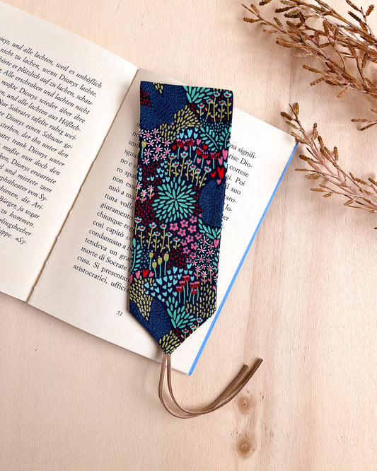 Fabric bookmark with flowers