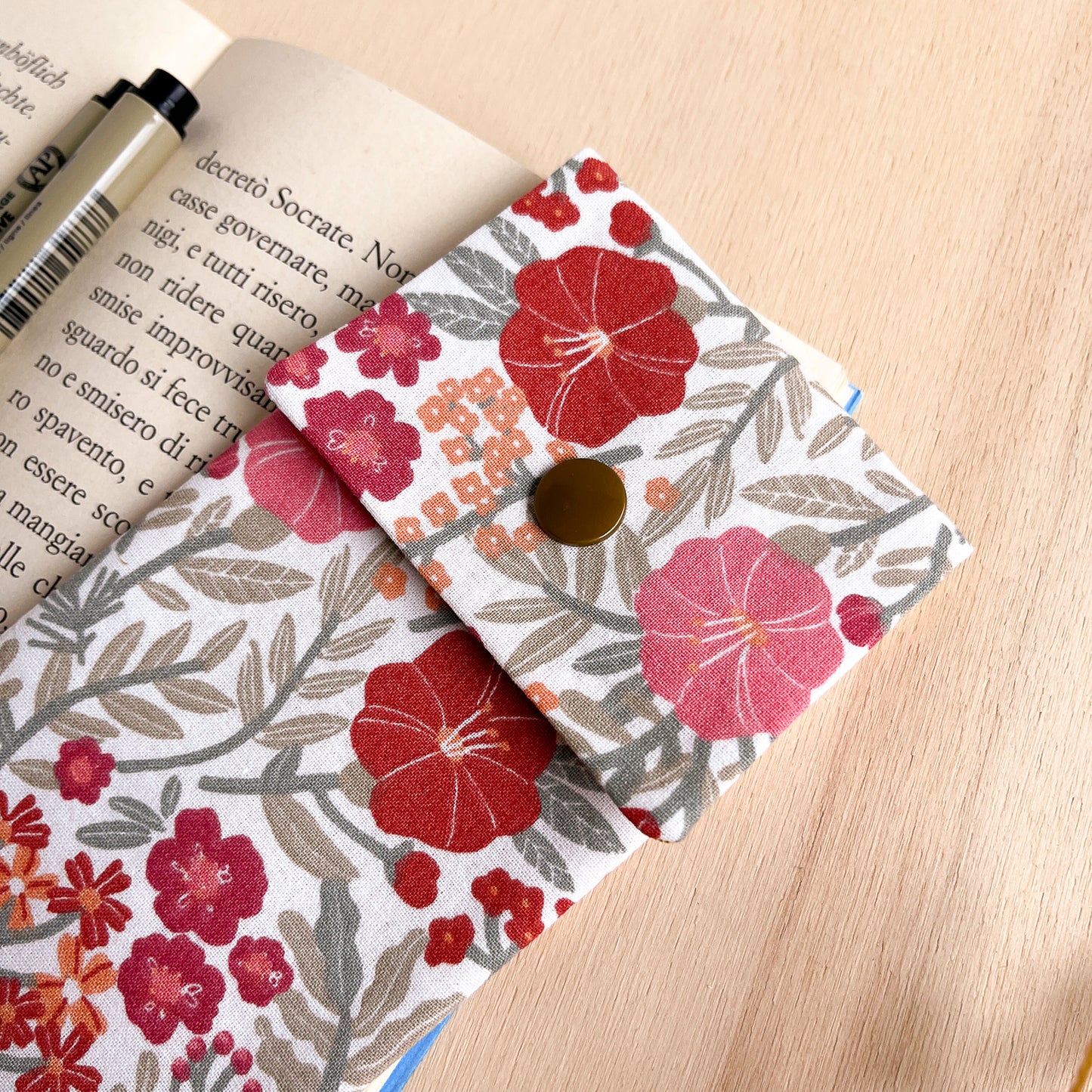 Astuccio rosa con fiori Liberty + segnalibro