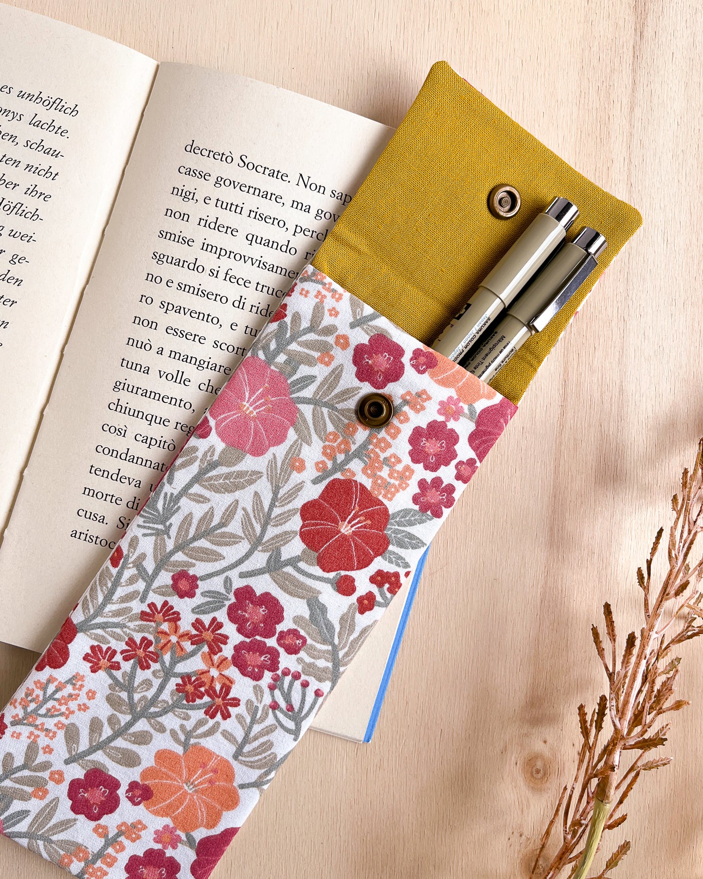 Astuccio rosa con fiori Liberty + segnalibro