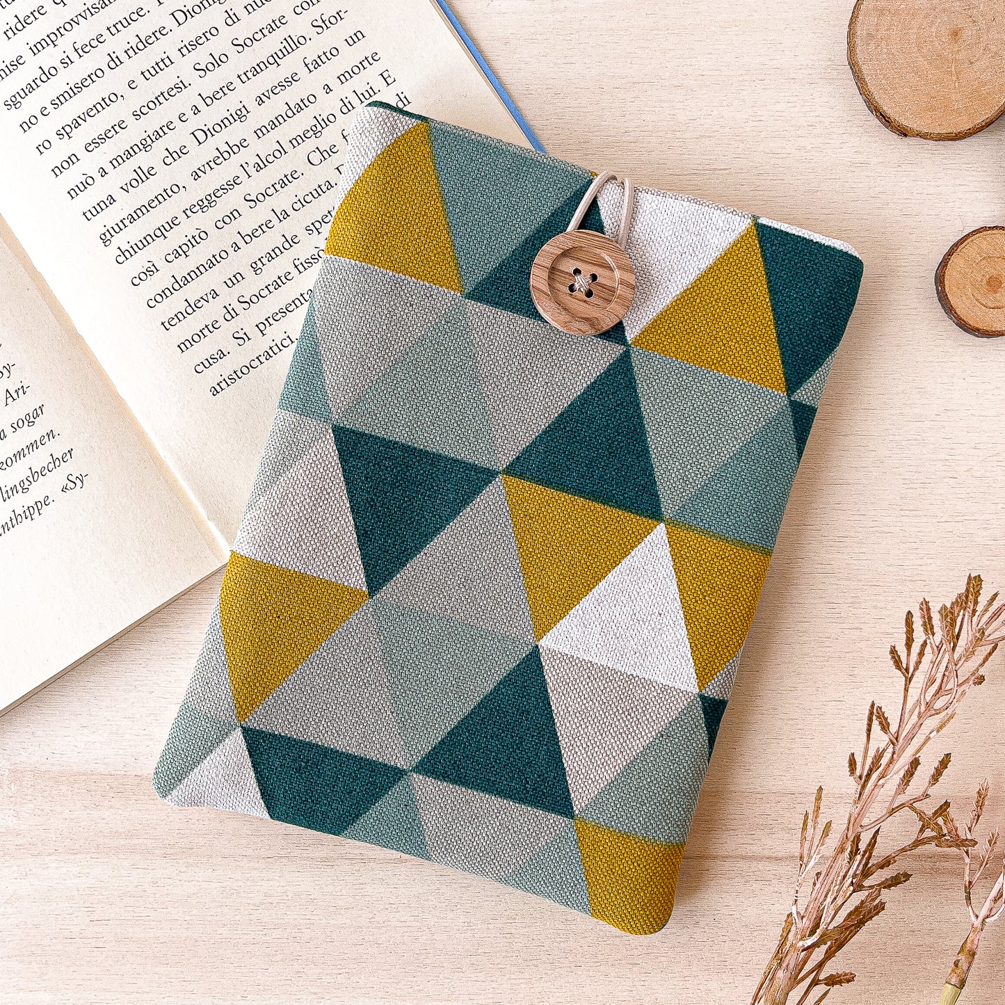 Geometric padded e-reader sleeve