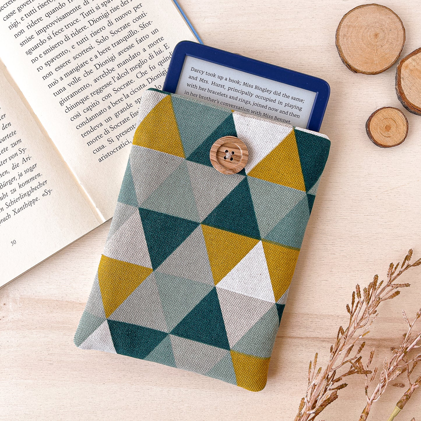 Geometric padded e-reader sleeve