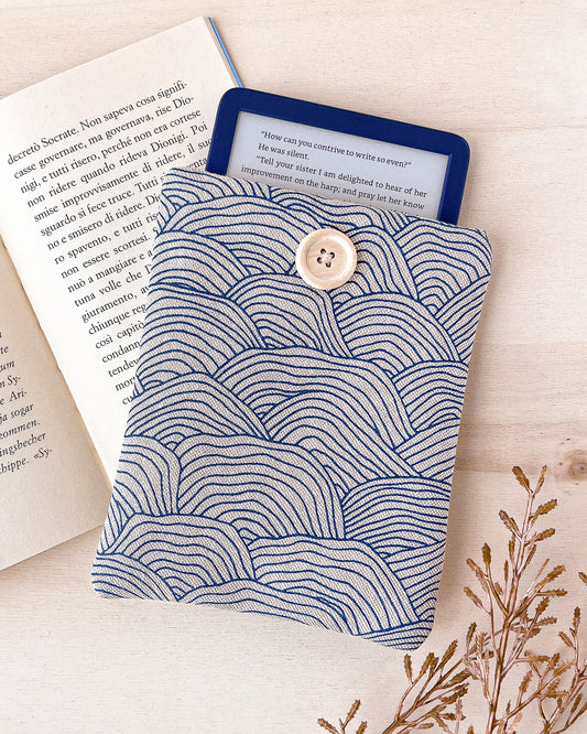 Blue waves padded e-reader sleeve