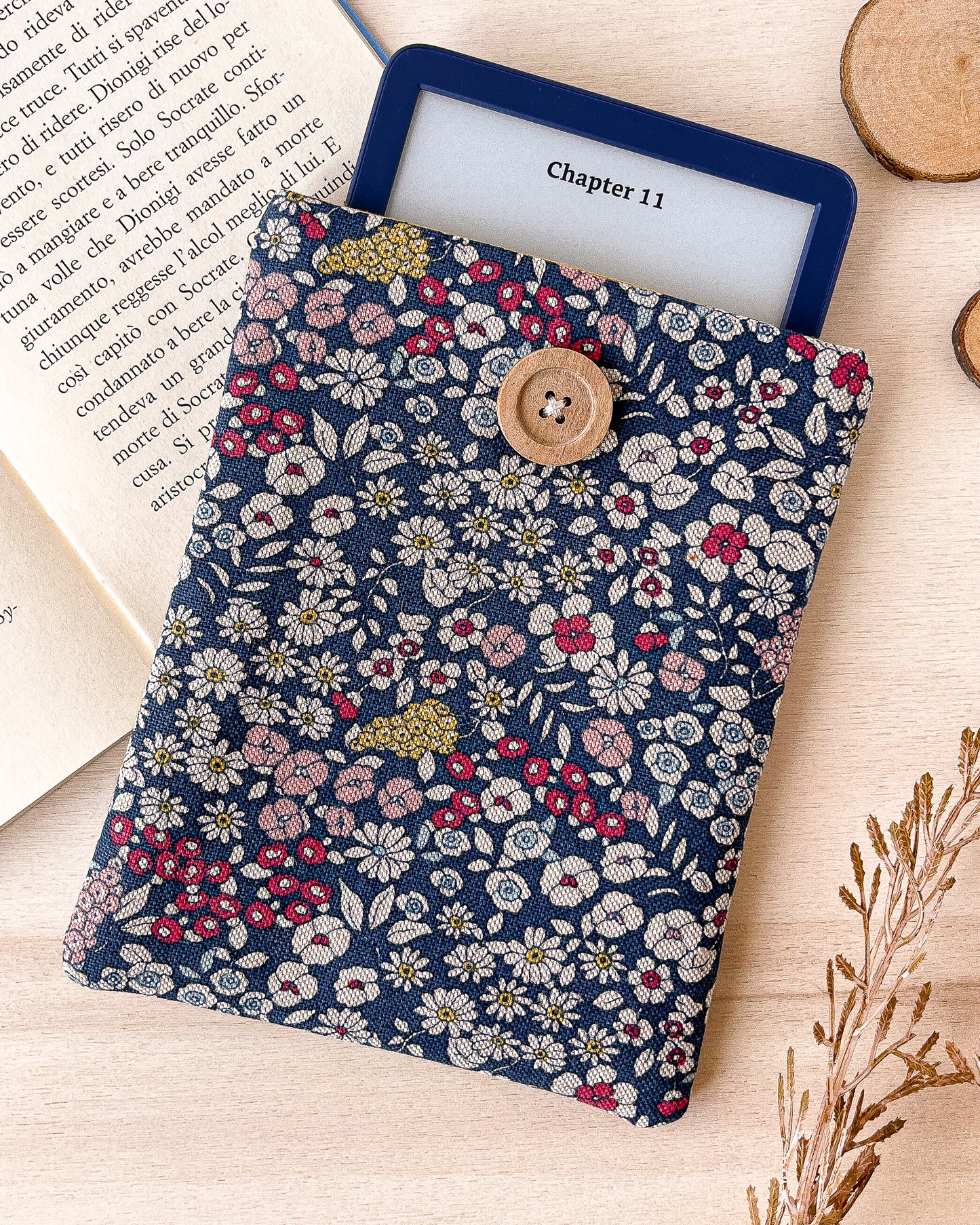 Blue flowers padded e-reader sleeve