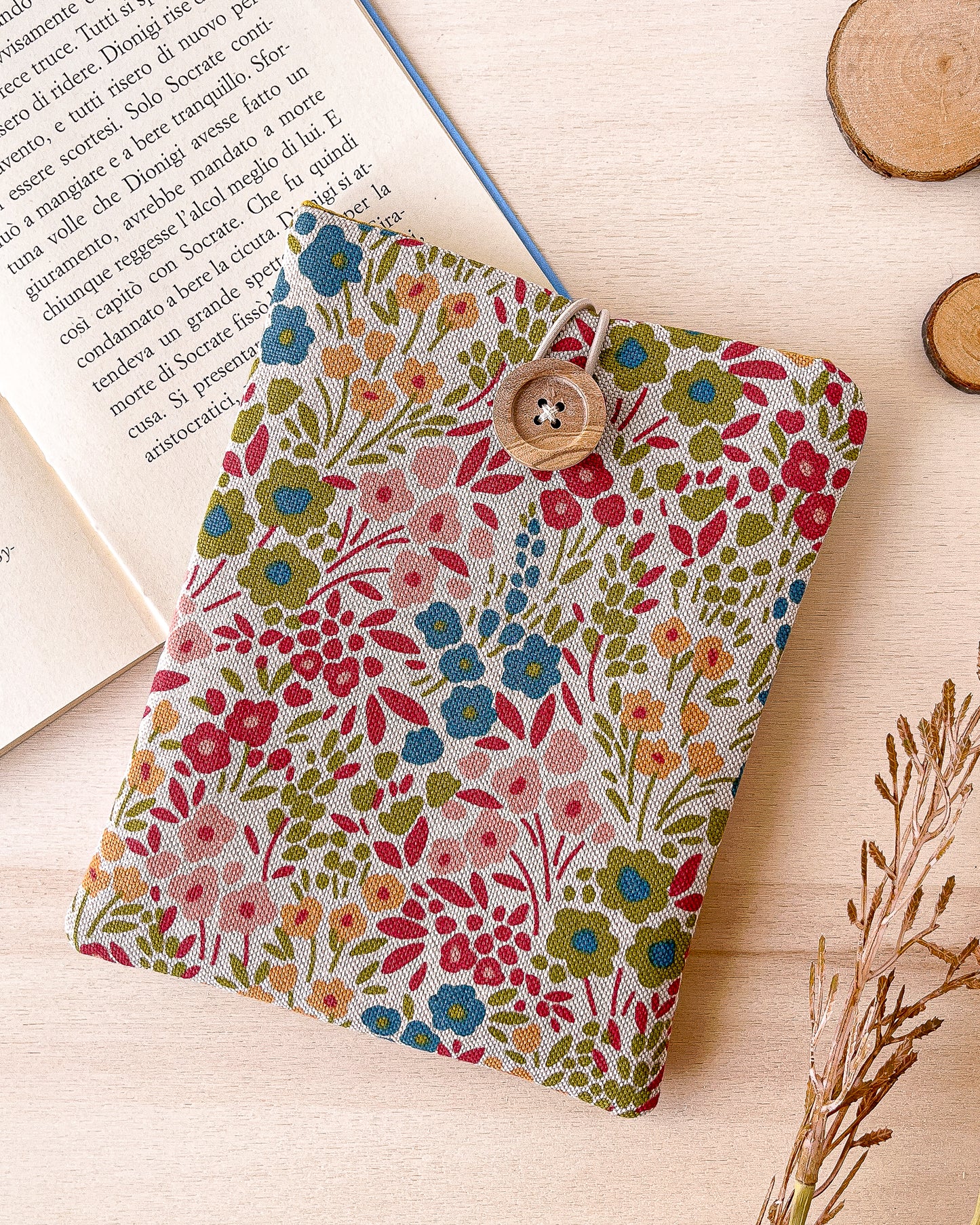 Flowery padded e-reader sleeve